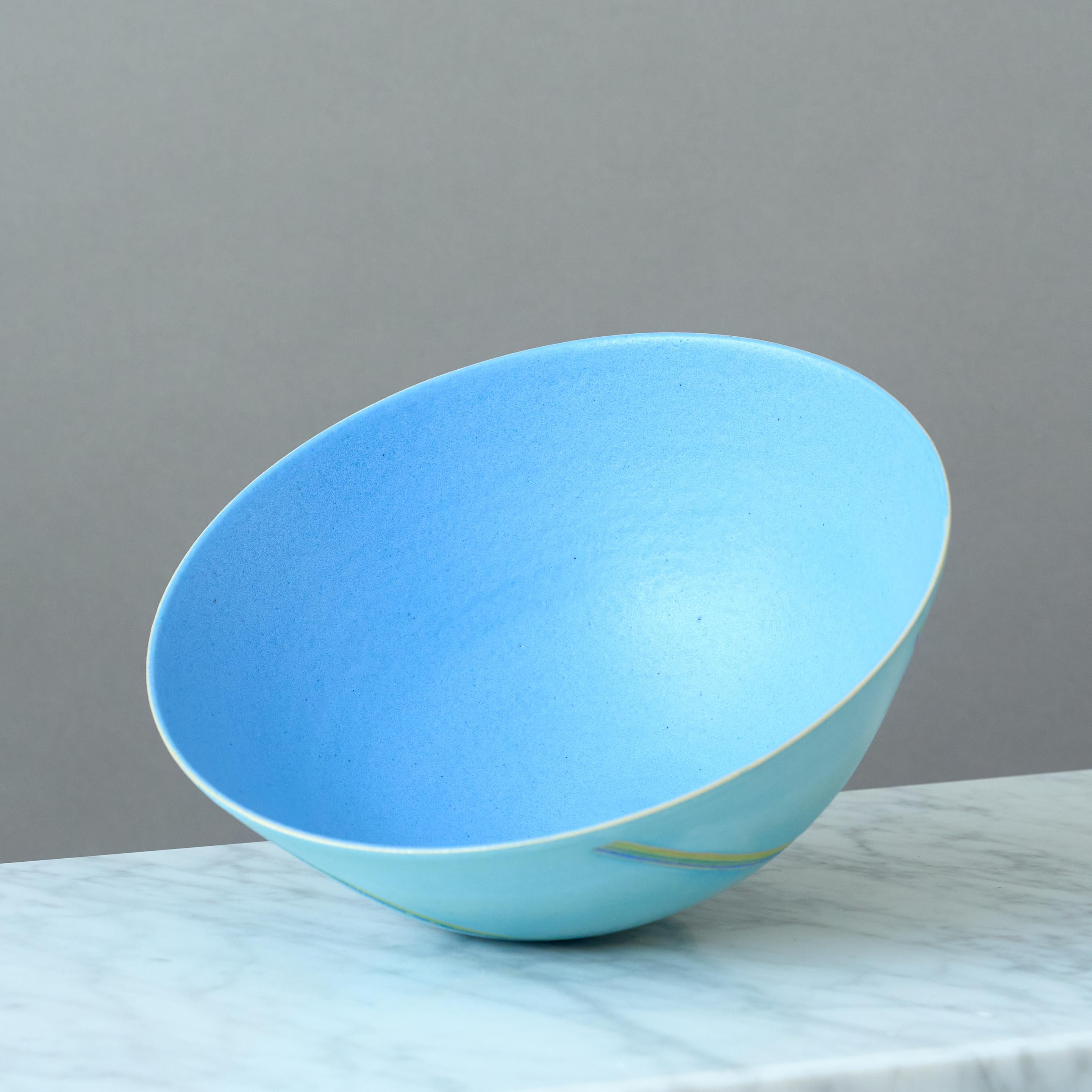 Blaue postmoderne Schale aus Steinzeug von Vibeke Fischer, Dänemark, 1980er Jahre. (Dänisch) im Angebot