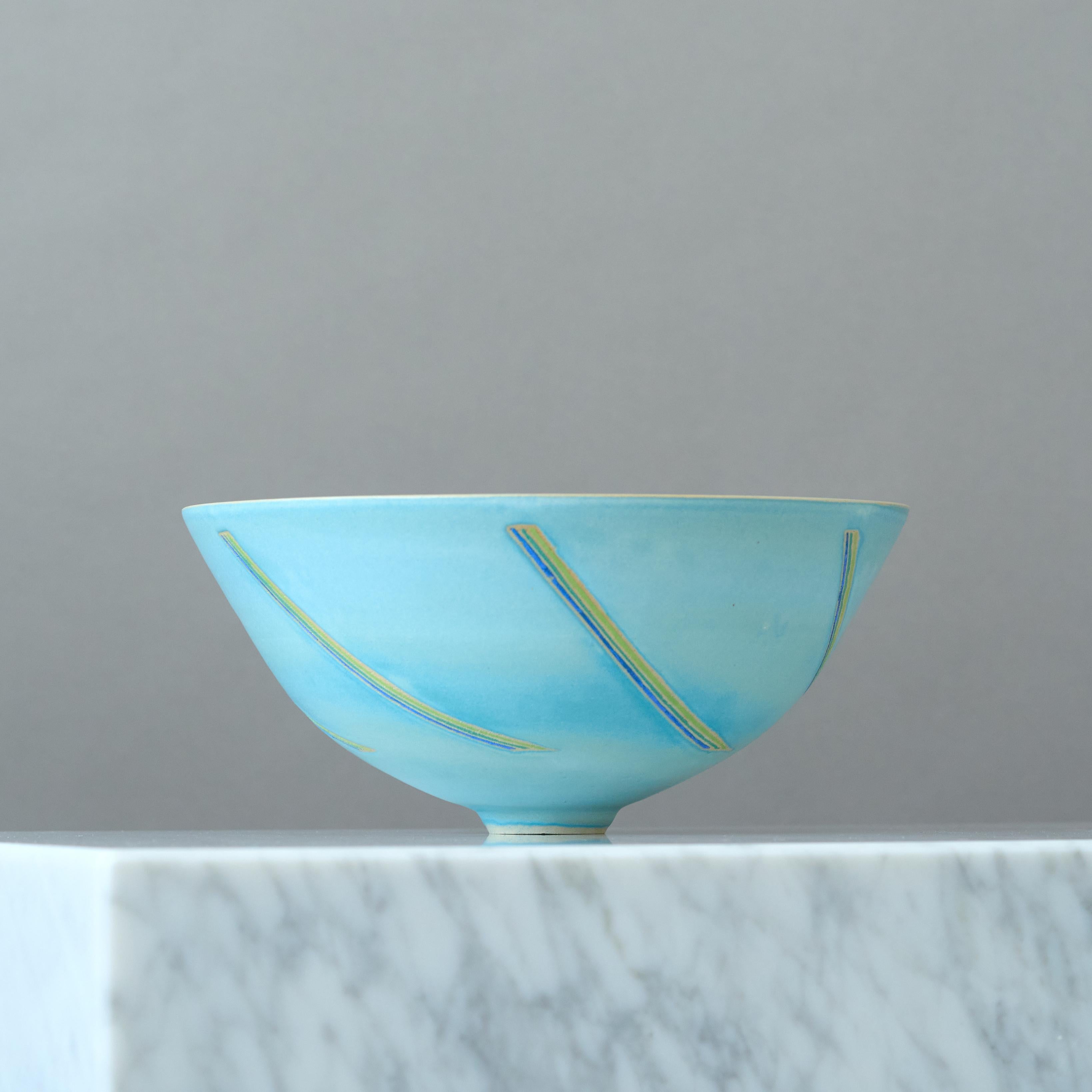 Blaue postmoderne Schale aus Steinzeug von Vibeke Fischer, Dänemark, 1980er Jahre. (Glasiert) im Angebot