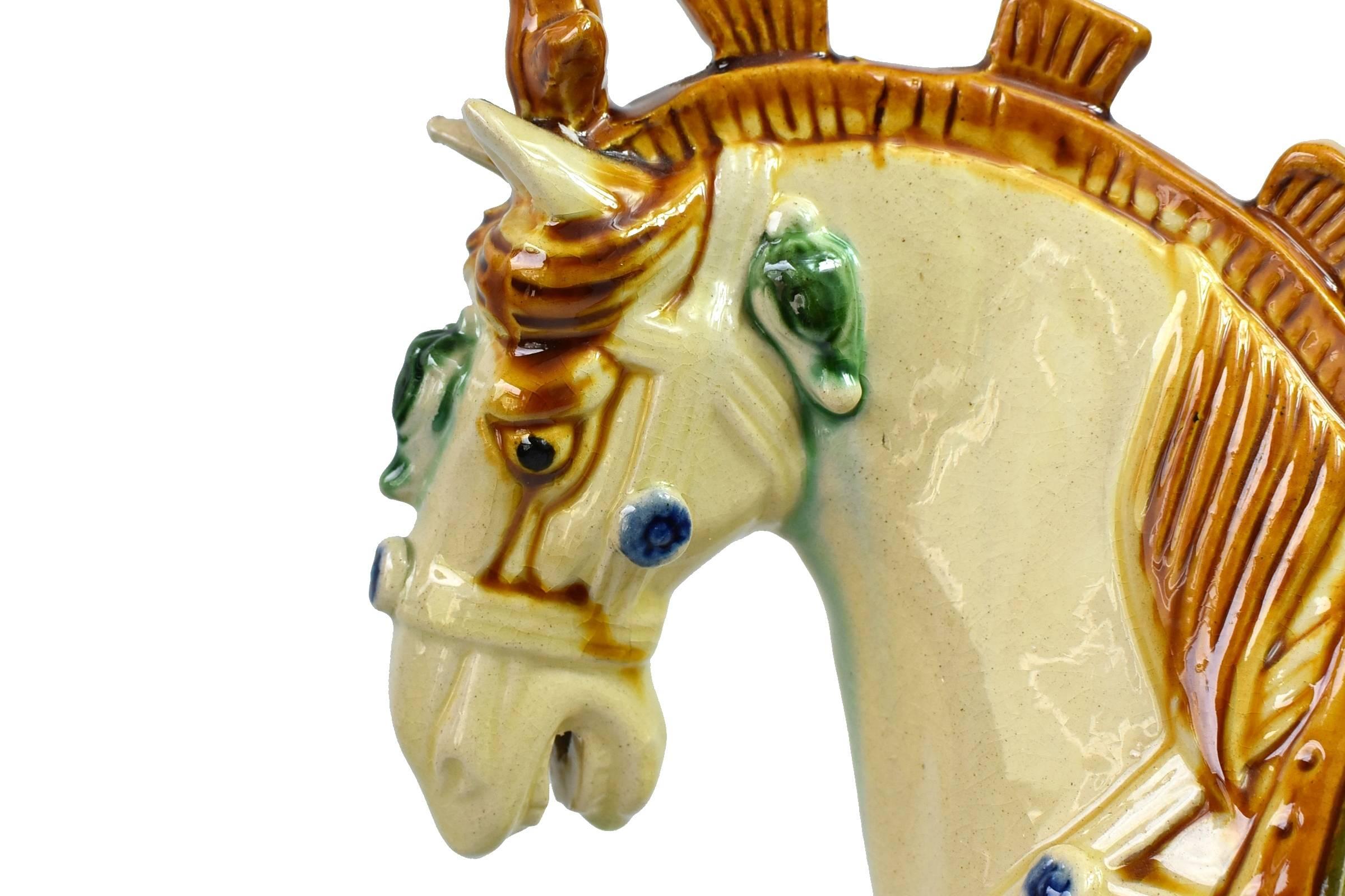 Un beau cheval de couleur crème en haute brillance. Cette merveilleuse pièce présente toutes les caractéristiques des poteries en terre cuite Tang San Cai:: avec une glaçure habilement appliquée qui produit un effet artistique étonnant. Les
