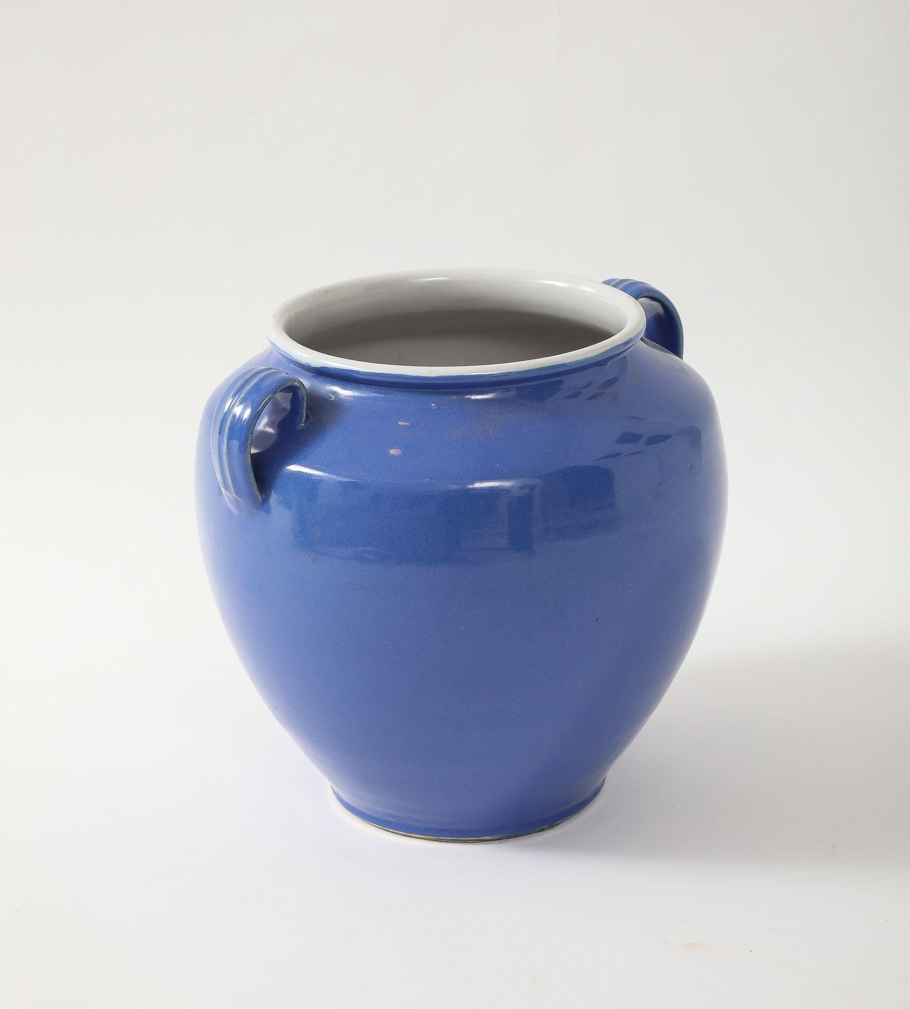 Questa affascinante urna in ceramica blu del XX secolo, o confit pot, presenta una silhouette classica con due manici elegantemente curvati. Il suo ricco smalto blu dona un tocco vibrante, bilanciato dalla patina naturale sviluppata nel tempo.