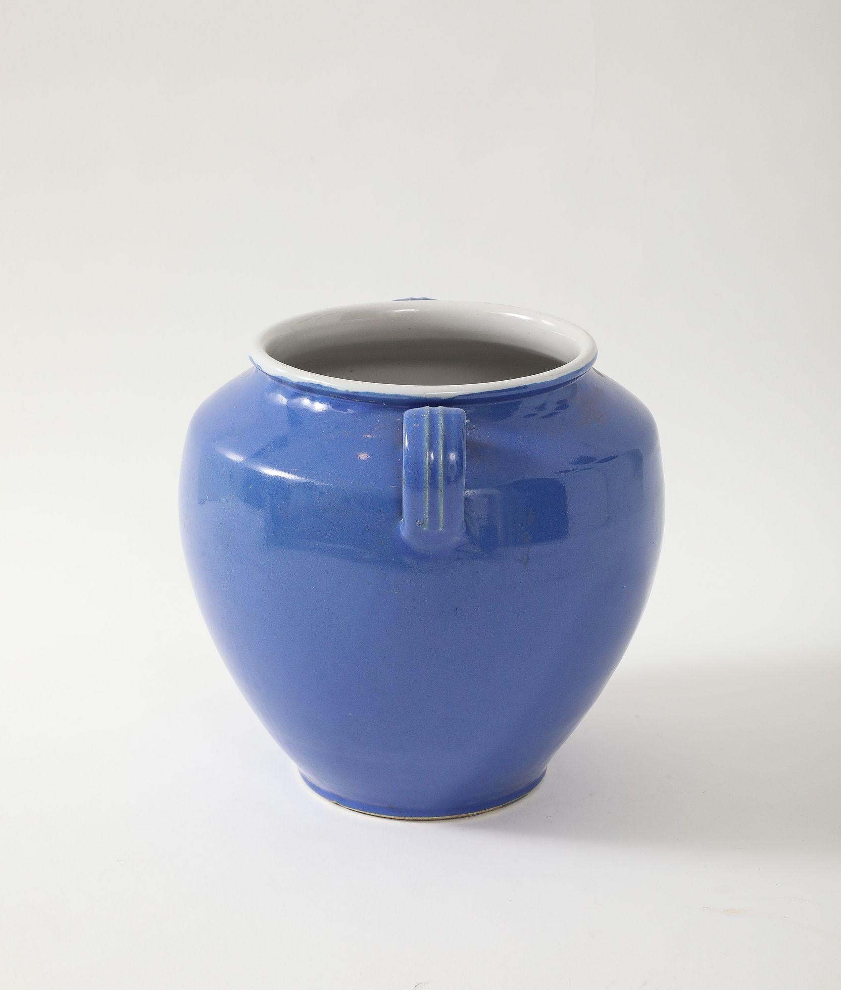 Francese Urna in ceramica blu con manici, Francia, metà del XX secolo. in vendita