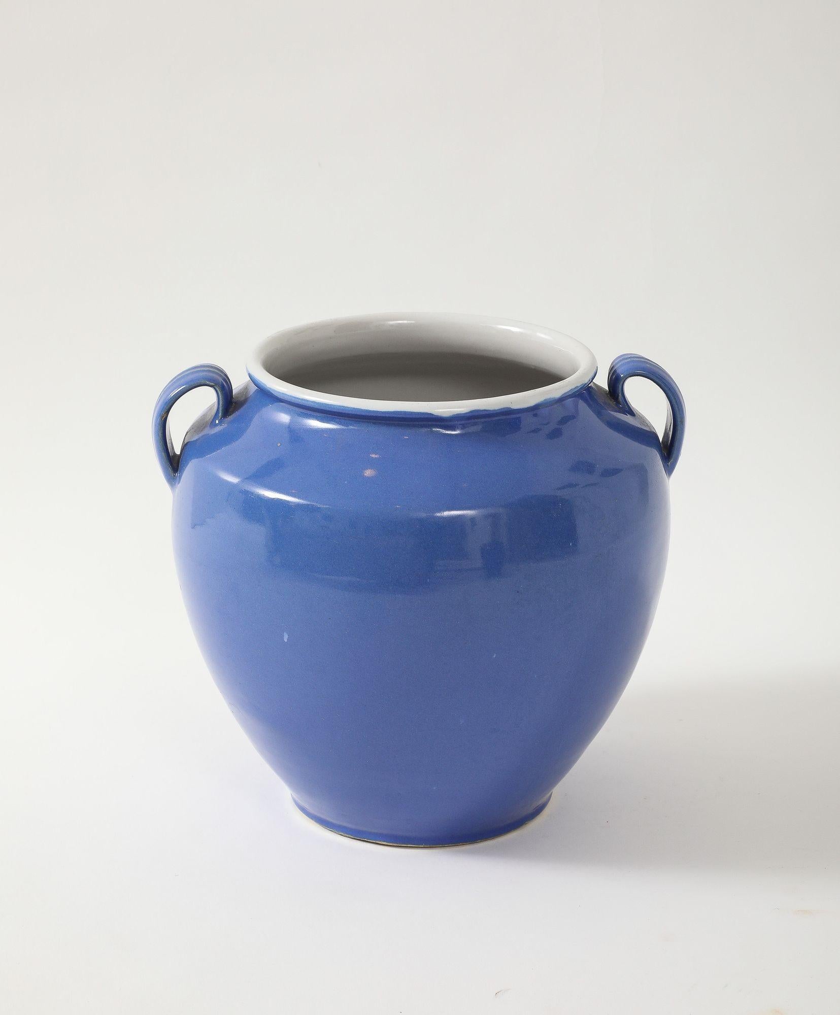 Urna in ceramica blu con manici, Francia, metà del XX secolo. In condizioni buone in vendita a South Salem, NY