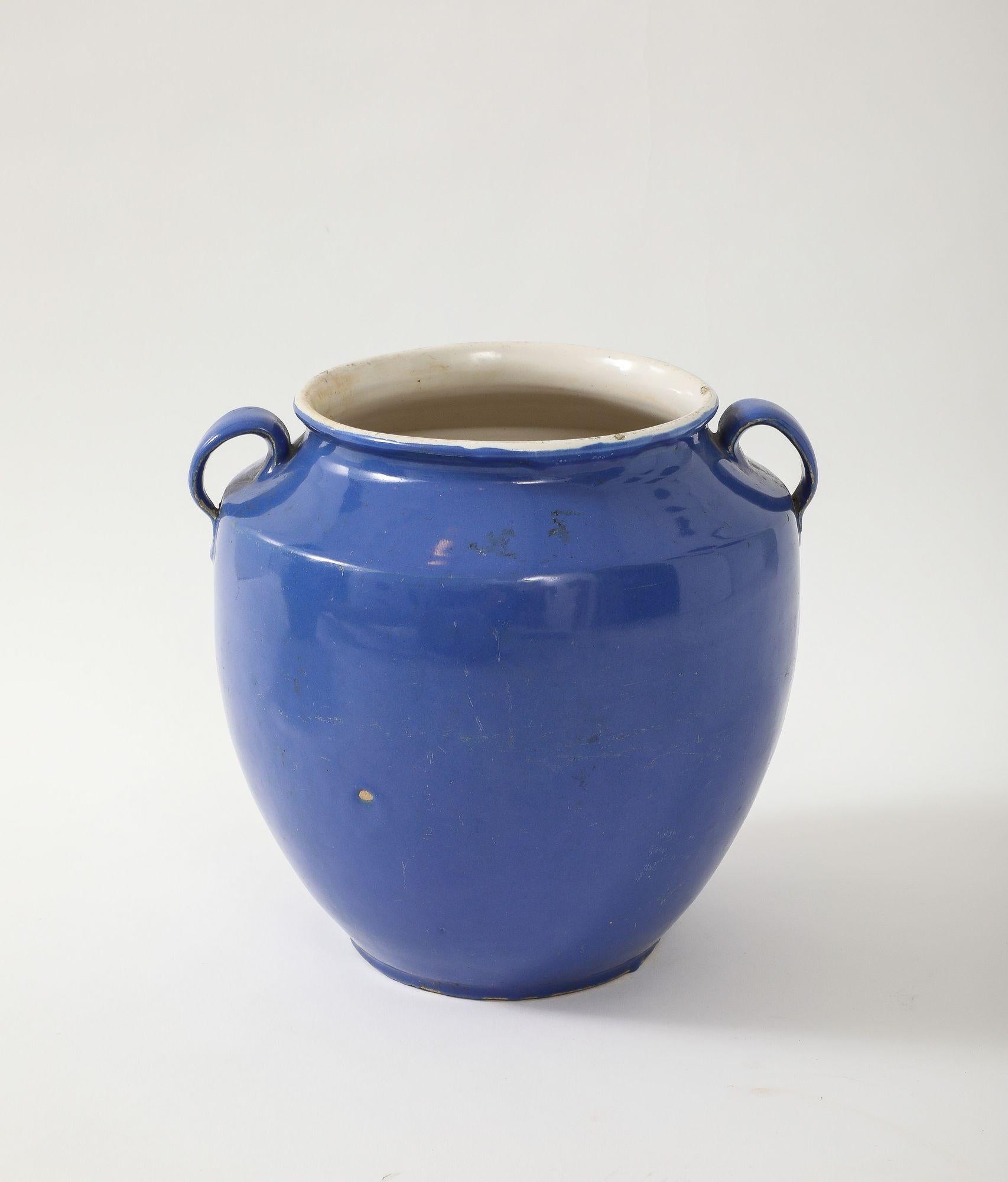 Blaue Keramikurne mit Henkeln, Frankreich Mitte des 20. Jahrhunderts. im Angebot 1