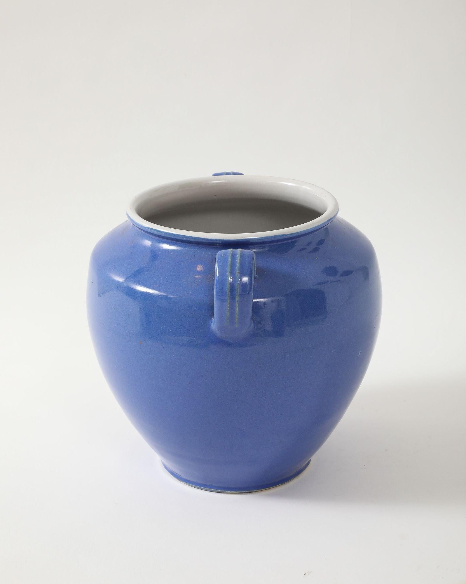 Metà XX secolo Urna in ceramica blu con manici, Francia, metà del XX secolo. in vendita