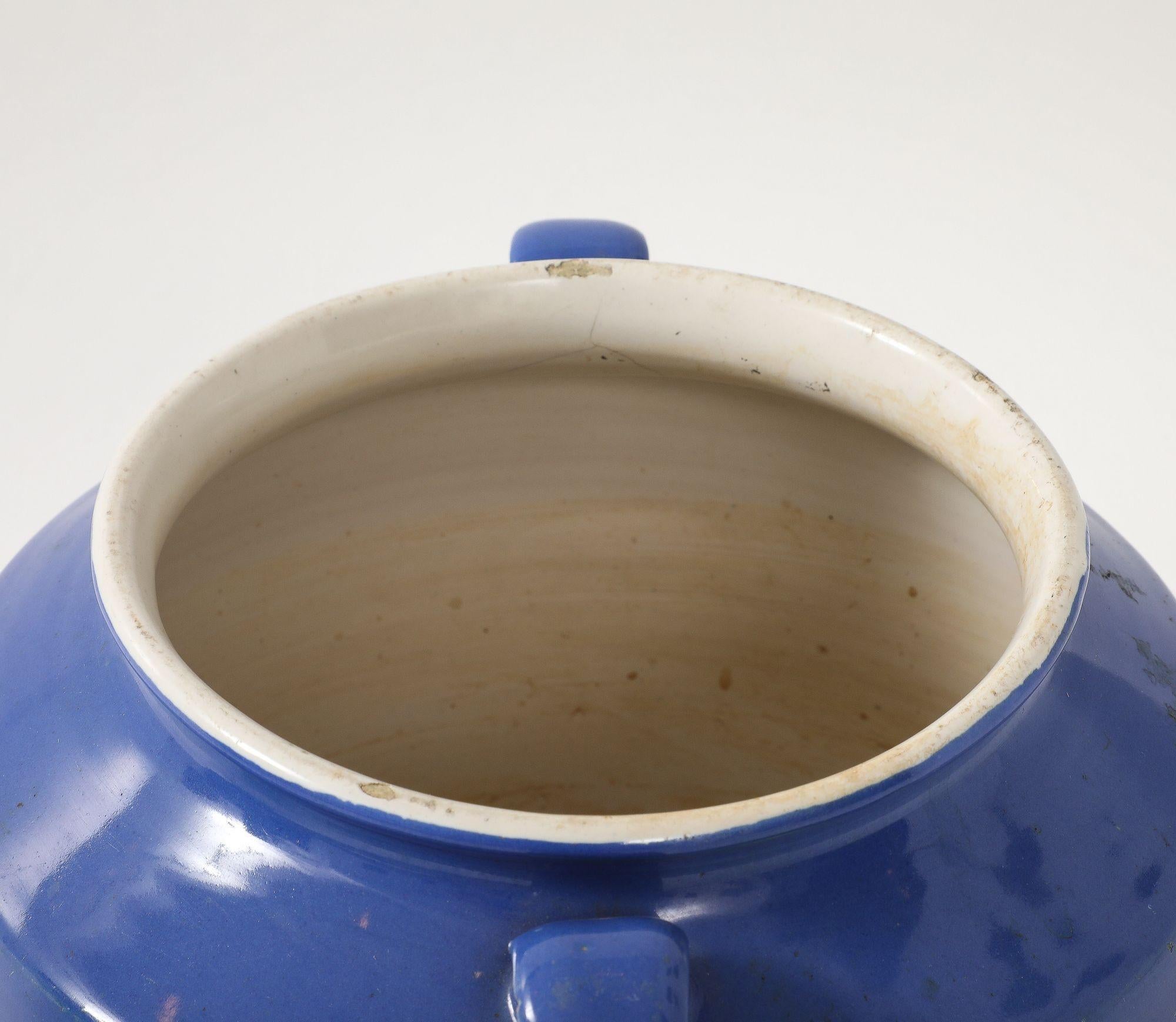 Blaue Keramikurne mit Henkeln, Frankreich Mitte des 20. Jahrhunderts. im Angebot 2