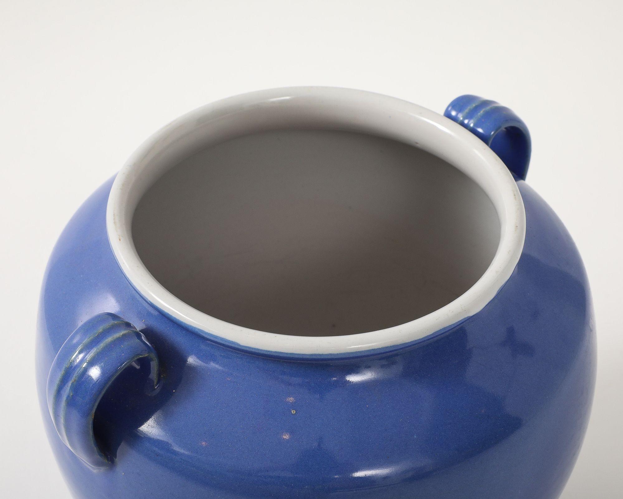 Ceramica Urna in ceramica blu con manici, Francia, metà del XX secolo. in vendita