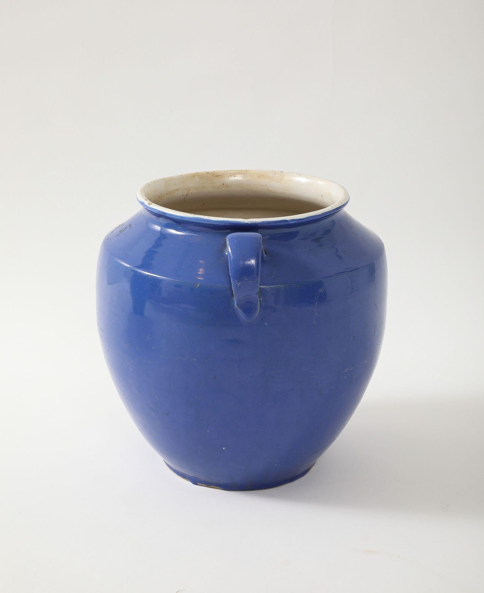 Blaue Keramikurne mit Henkeln, Frankreich Mitte des 20. Jahrhunderts. im Angebot 3