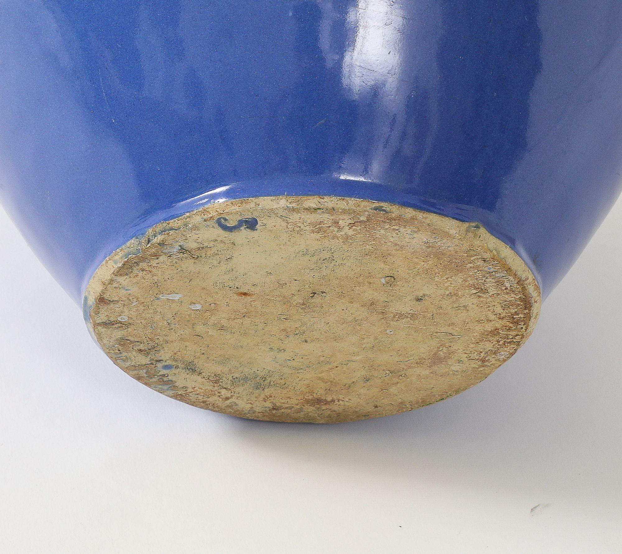 Urna in ceramica blu con manici, Francia, metà del XX secolo. in vendita 1
