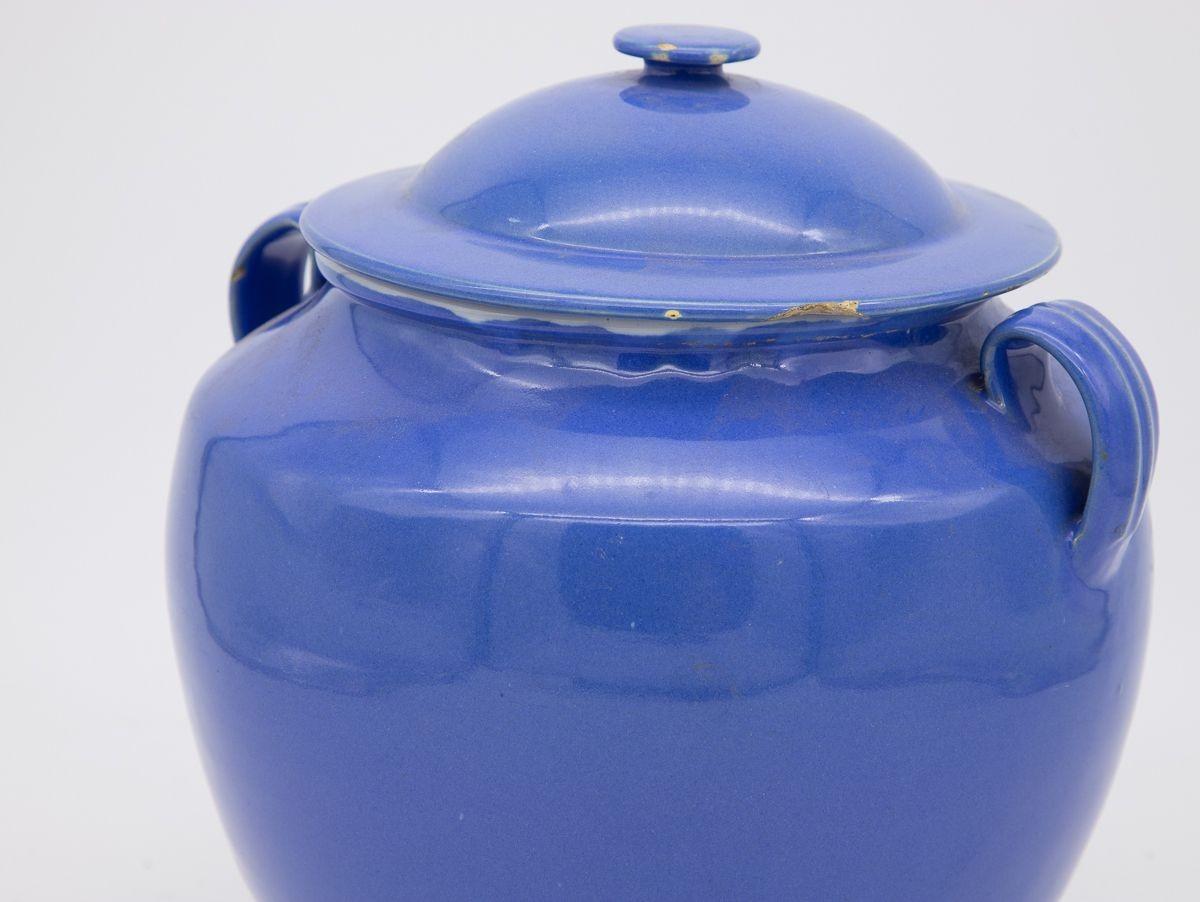 Blue Pottery Urn with Lid and Handles In Good Condition For Sale In South Salem, NY