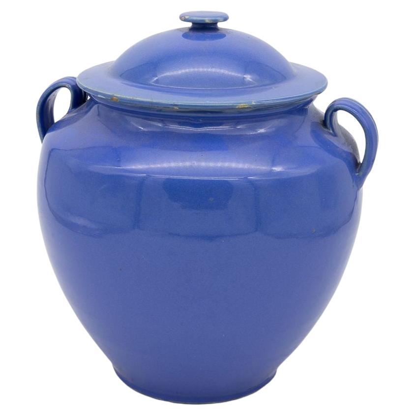 Urna de cerámica azul con tapa y asas