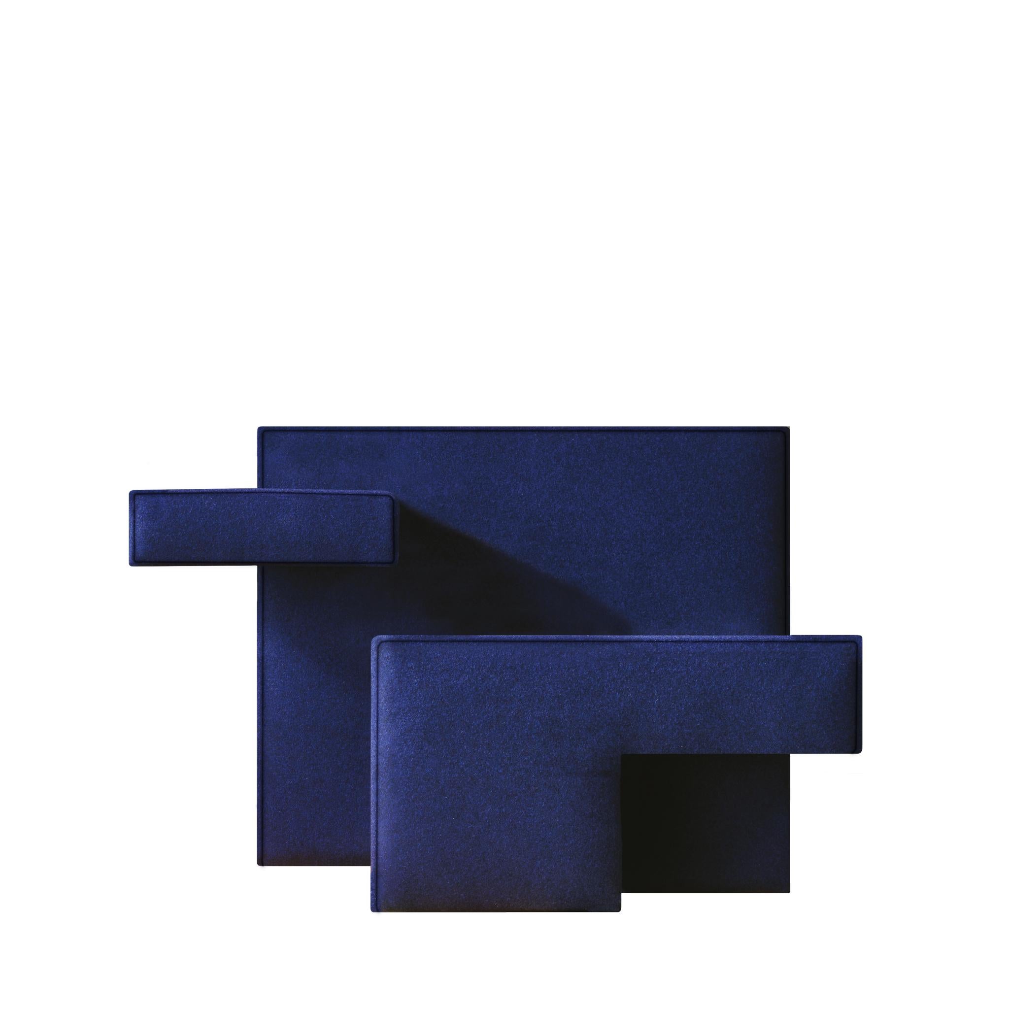 Le fauteuil Primitive, qui joue sur l'asymétrie des volumes primaires, est réalisé avec une structure rembourrée et recouvert d'un tissu de couleur mélangée.

