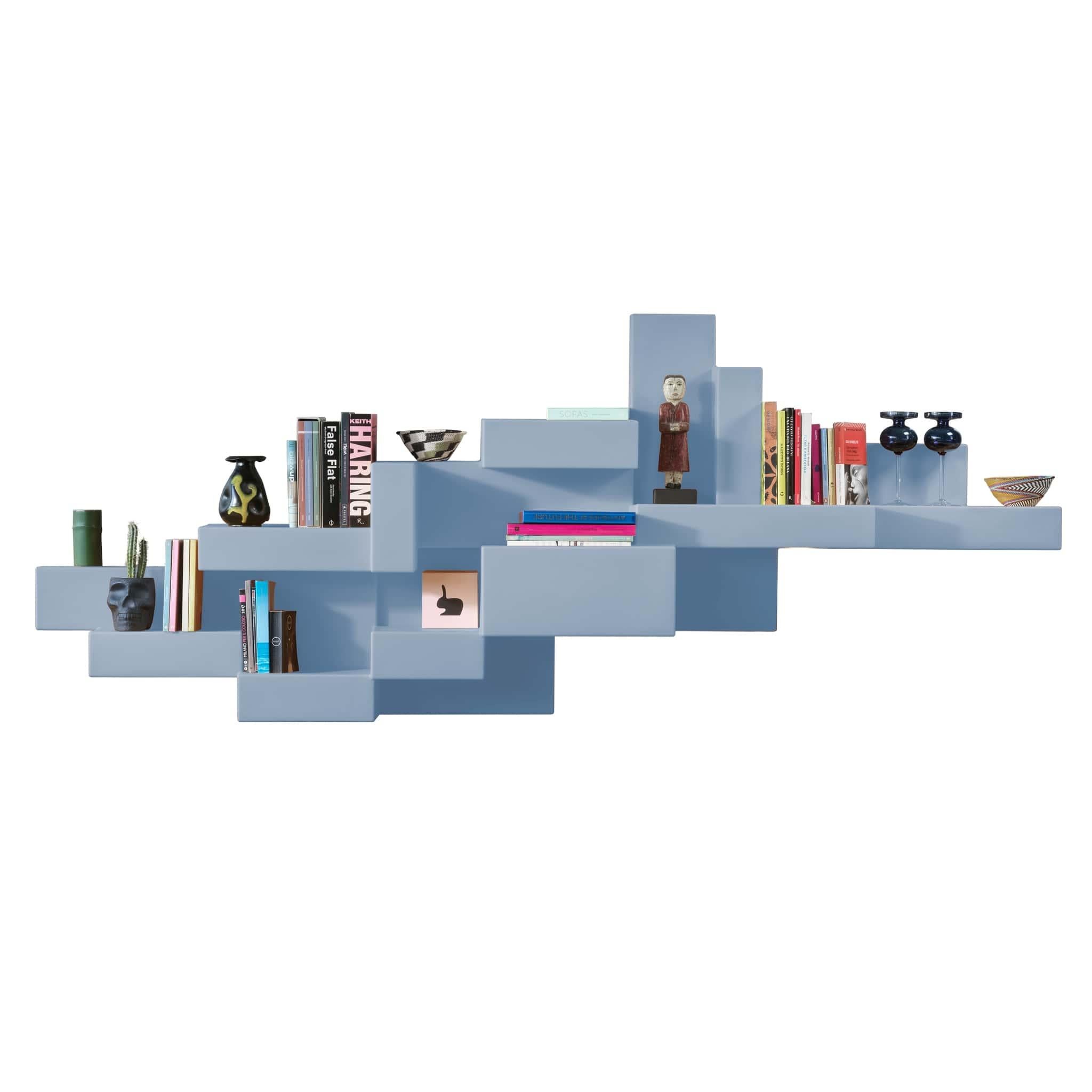 La libreria Primitive è stata uno dei prodotti più forti e iconici progettati da Studio Nucleo. Inizialmente realizzata come prodotto in edizione limitata, questa libreria viene ora industrializzata da Qeeboo e riproposta in una versione in