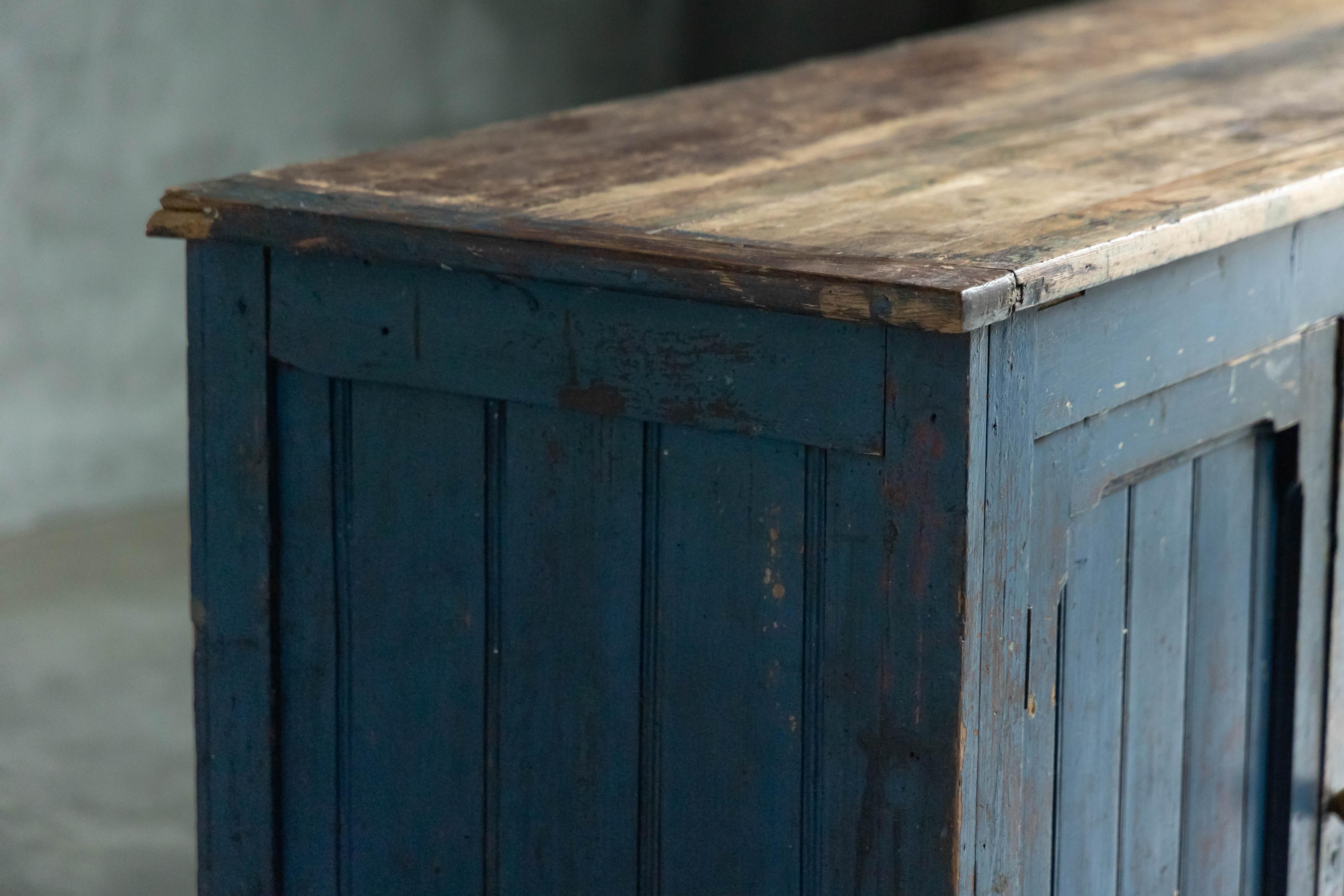 Dressoir d'art populaire primitif bleu, France, 19ème siècle en vente 7