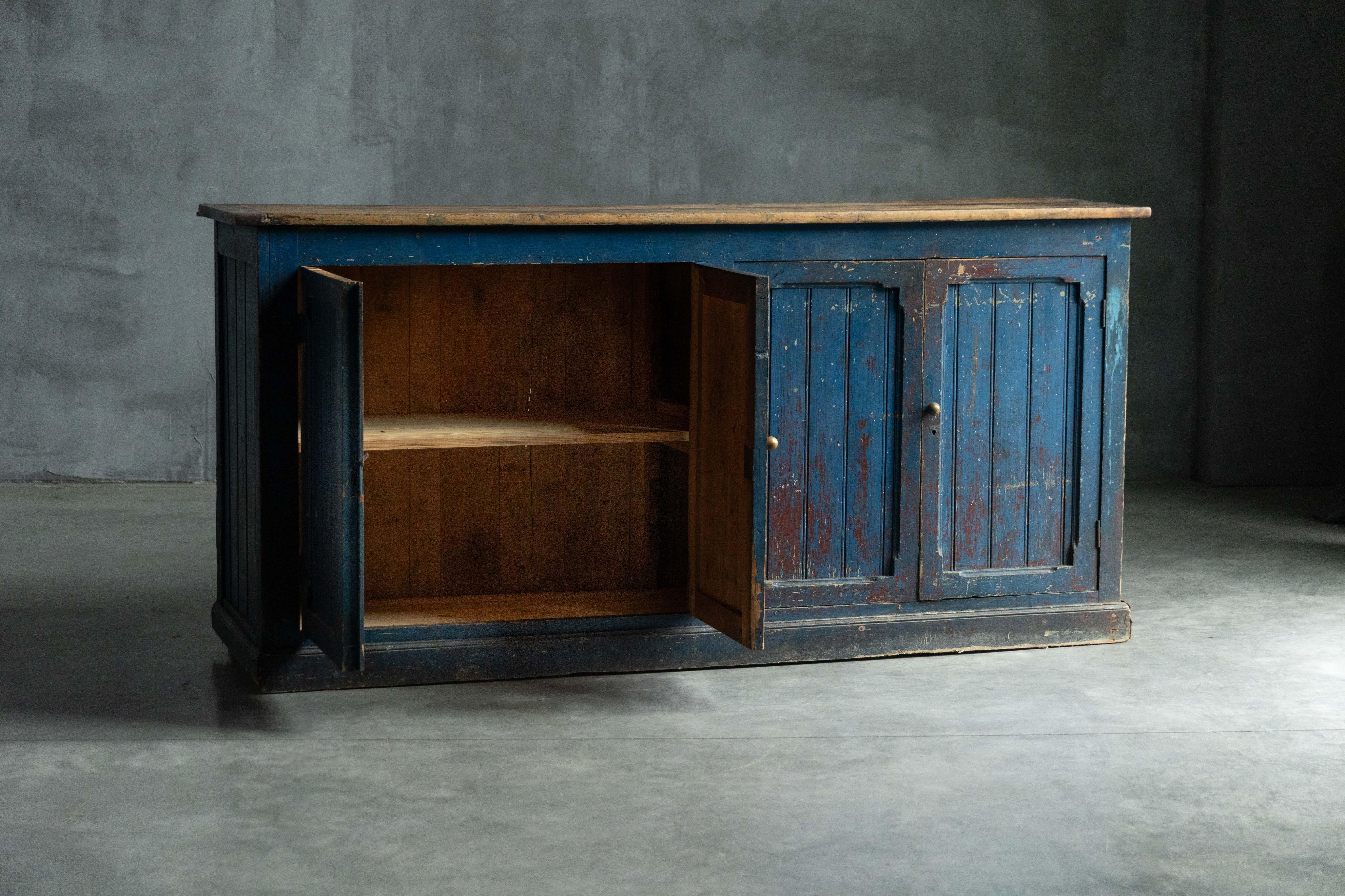 Français Dressoir d'art populaire primitif bleu, France, 19ème siècle en vente