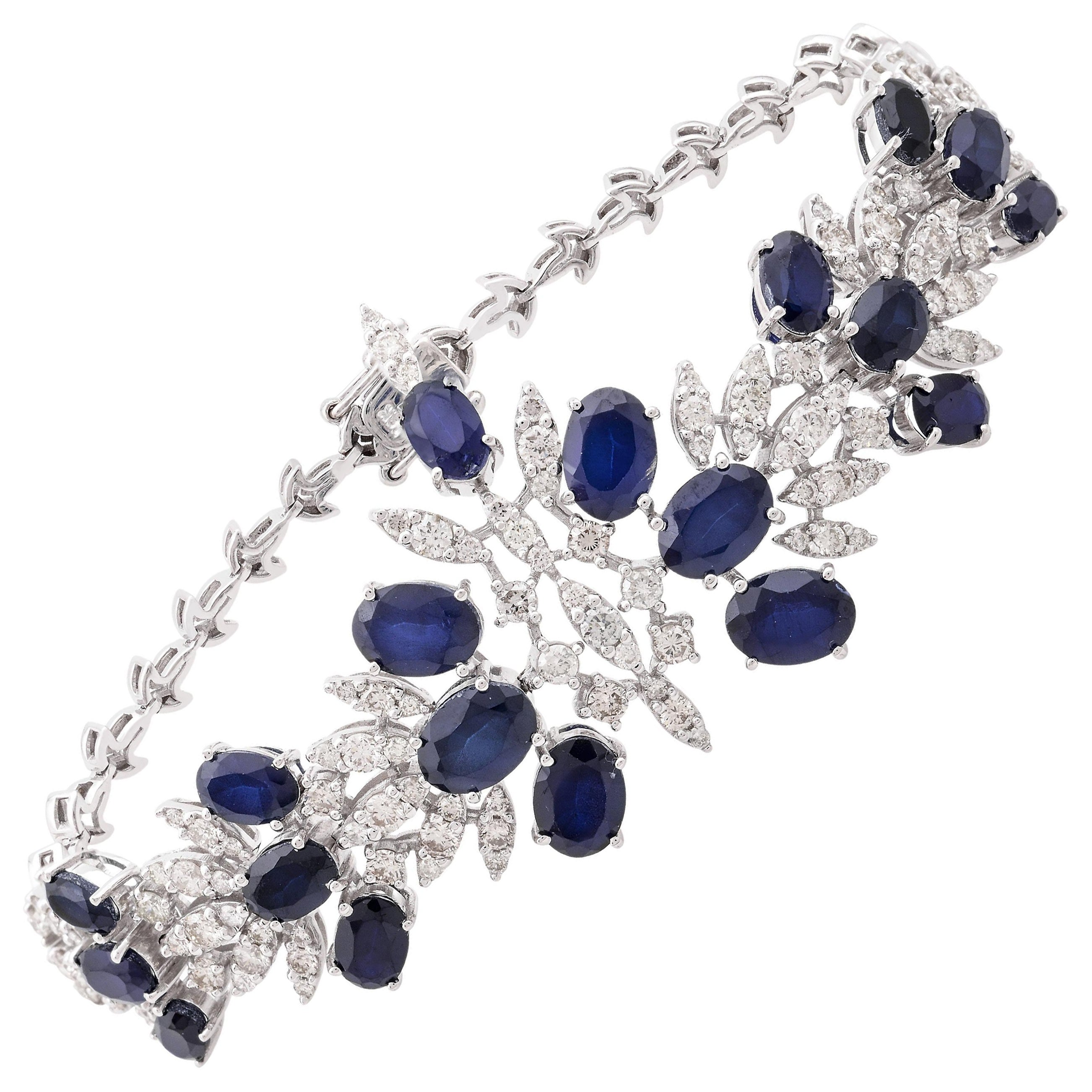 Pulsera ancha de oro blanco de 18 quilates con piedras preciosas procesadas de color azul y diamantes naturales