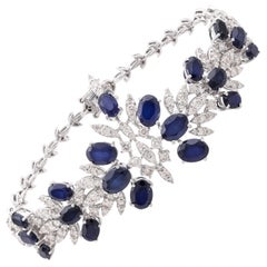 Pulsera ancha de oro blanco de 18 quilates con piedras preciosas procesadas de color azul y diamantes naturales