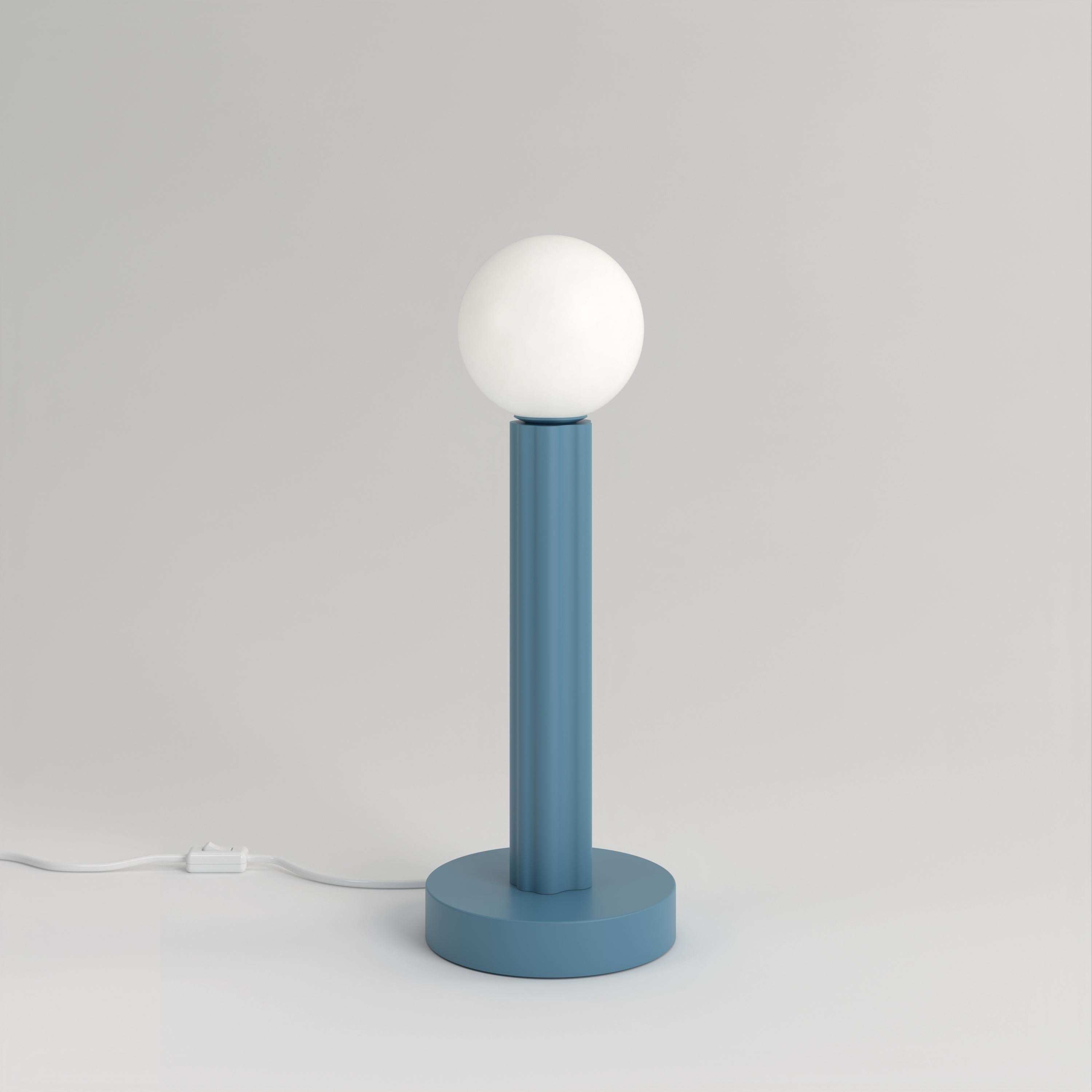 Lampe de bureau à profils bleus d'Atelier Areti
Dimensions : D 12,3 x H 34,5 cm.
Matériaux : Métal revêtu de poudre, verre blanc.

Disponible dans d'autres couleurs. Veuillez nous contacter.

Toutes nos lampes peuvent être câblées en fonction de