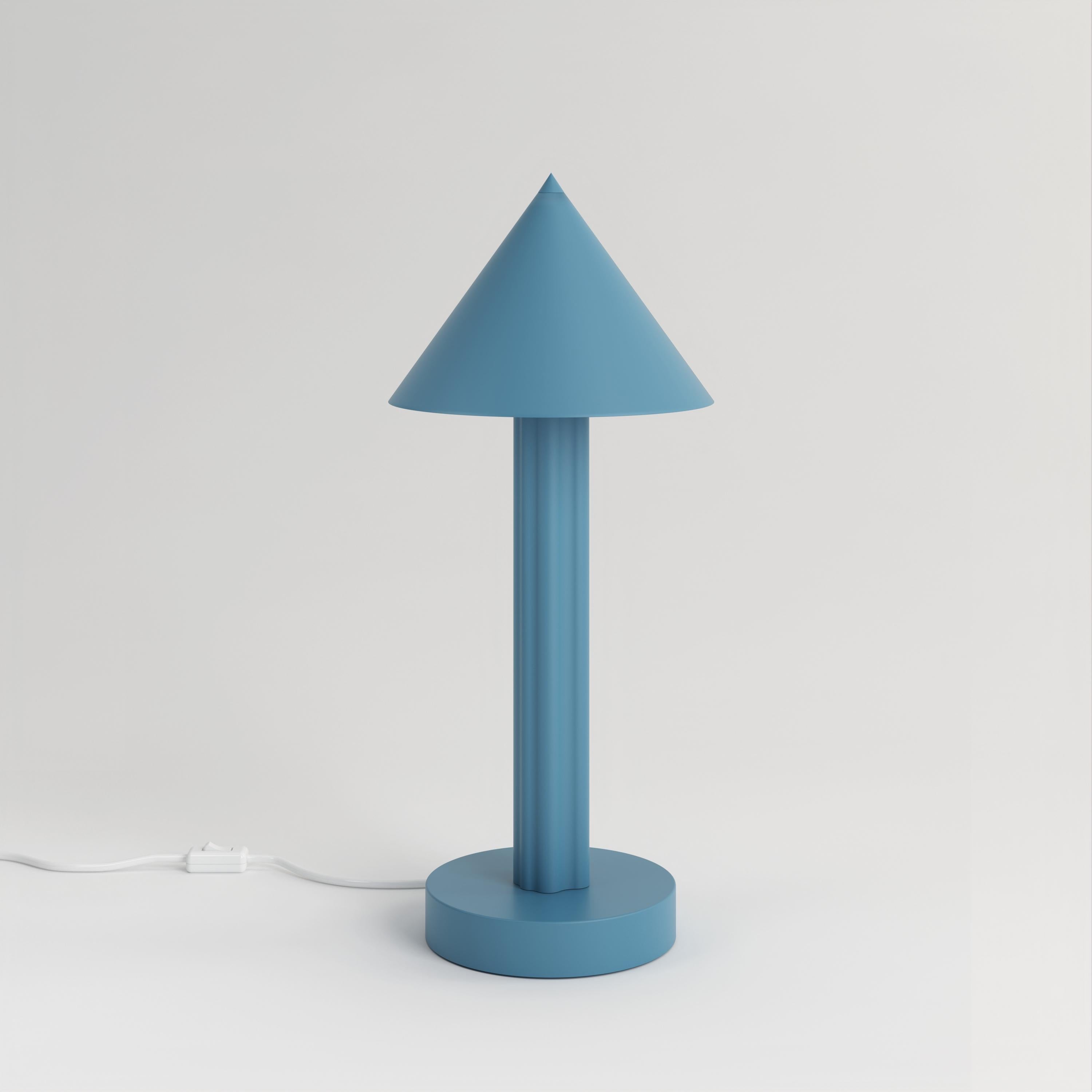 Lampe de bureau à profils bleus d'Atelier Areti
Dimensions : D 16 x H 40,5 cm.
Matériaux : Métal peint par poudrage.

Disponible dans d'autres couleurs. Veuillez nous contacter.

Toutes nos lampes peuvent être câblées en fonction de chaque pays. Si