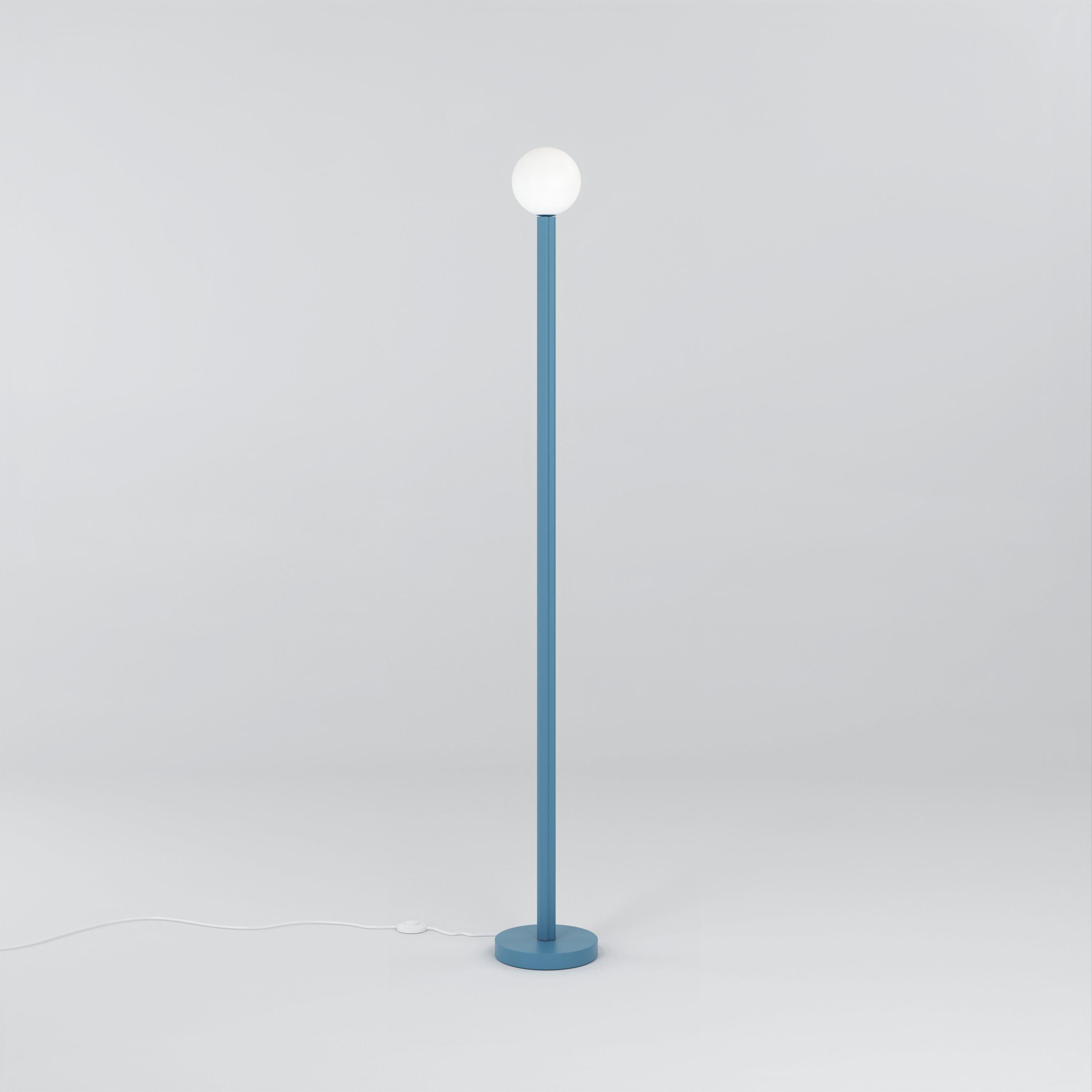 Lampe de sol A.Profiles bleu par Atelier Areti
Dimensions : D 20 x H 156,7 cm.
Matériaux : Métal revêtu de poudre, verre blanc.

Disponible dans d'autres couleurs. Veuillez nous contacter.

Toutes nos lampes peuvent être câblées en fonction de