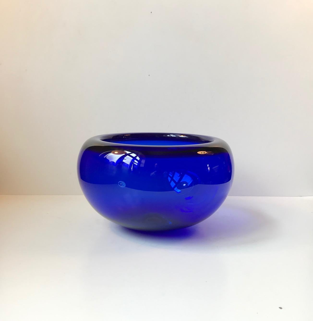 Organically shaped hand blown centerpiece bowl designed by Per Lütken in 1955 and manufactured by Holmegaard in Denmark. This is an example from the 1980s.