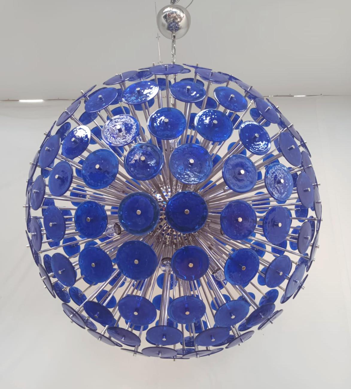 Italian round sputnik chandelier with blue Murano glass discs hand blown with bubbles using Pulegoso technique, mounted on chrome plated metal frame by Fabio Ltd / Made in Italy
Measures: Diameter 43.5 inches, height 43.5 inches plus chain and