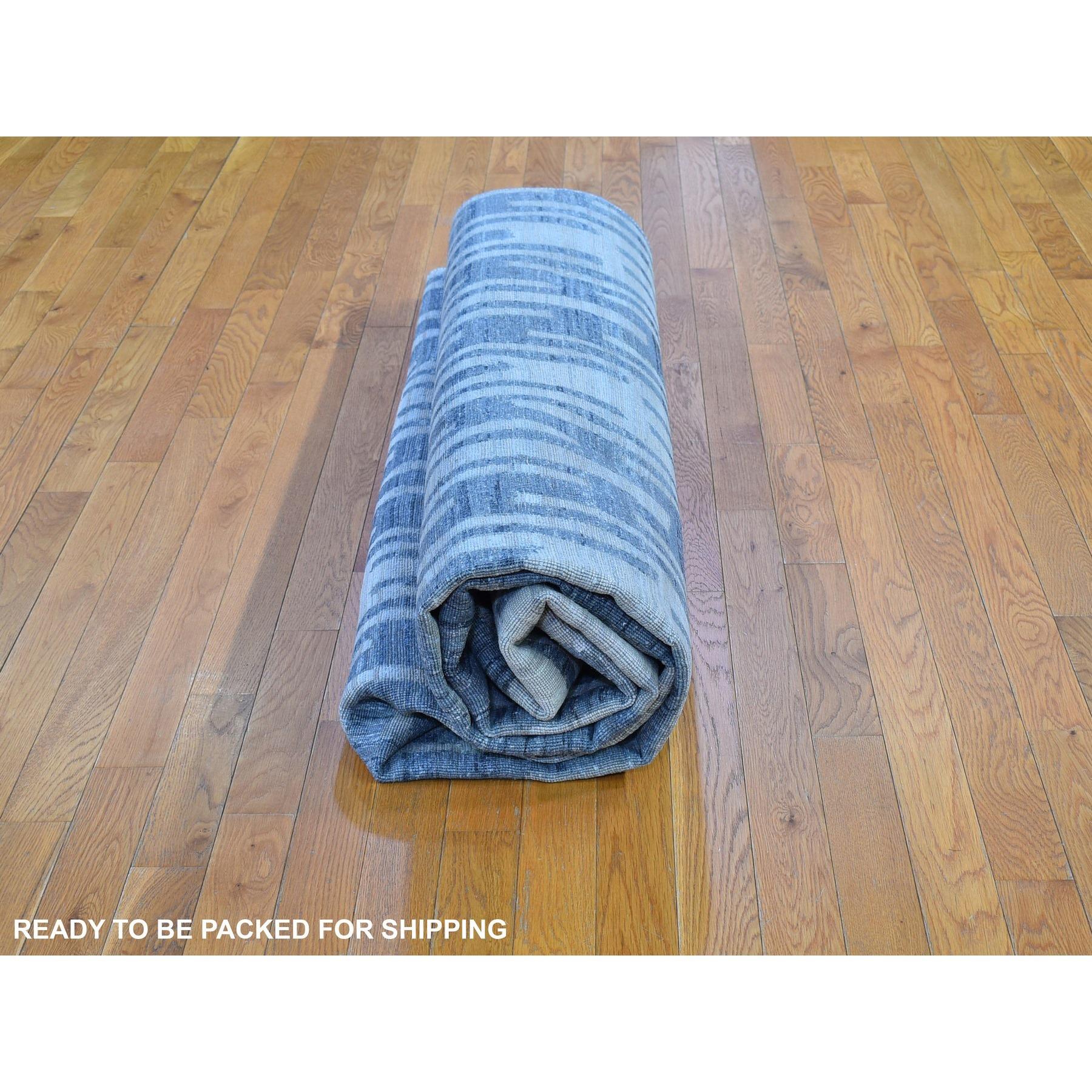 Tapis carré bleu en pure soie et laine texturée zigzag avec motif de graphisme 10' x 10' en vente 2