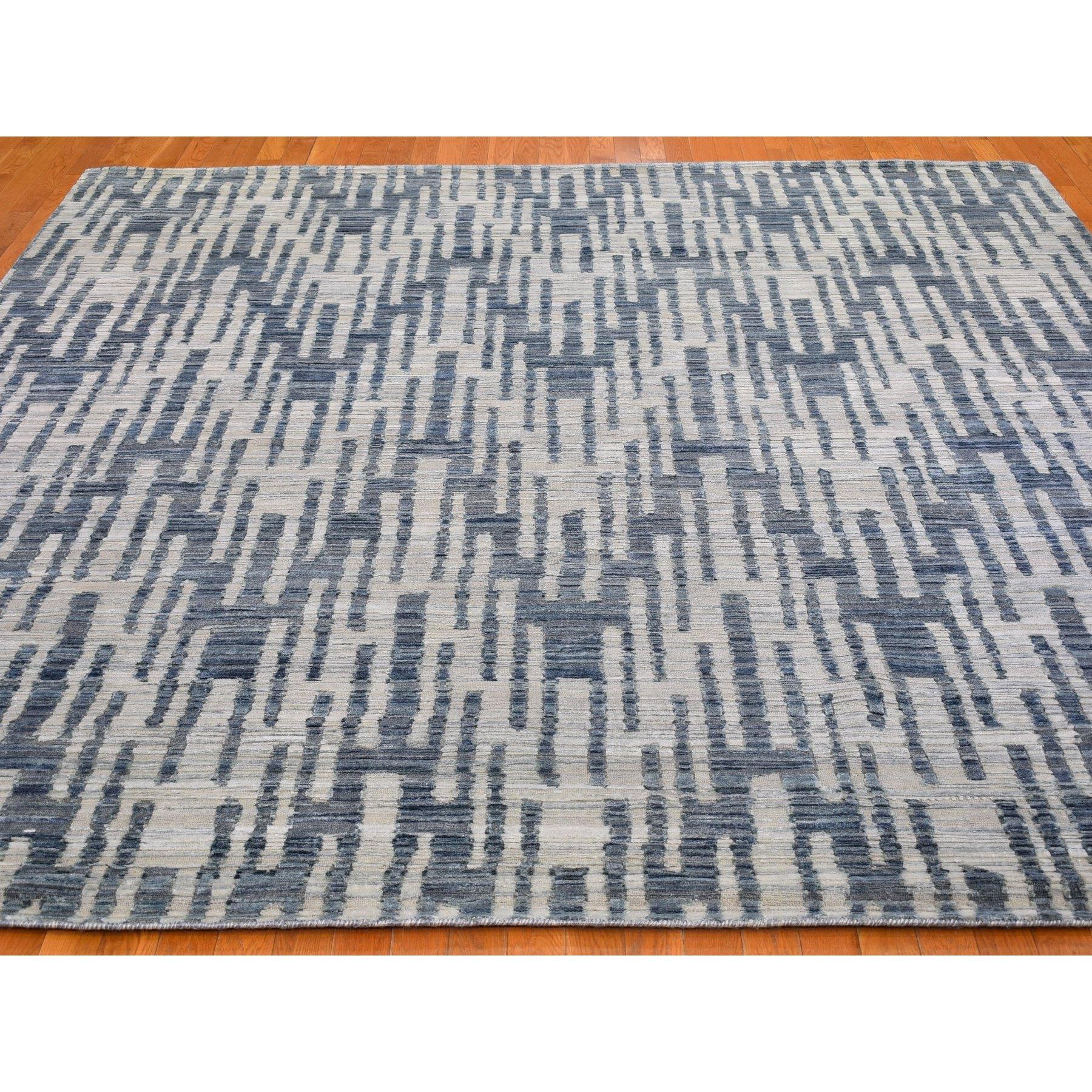 Moderne Tapis carré bleu en pure soie et laine texturée zigzag avec motif de graphisme 10' x 10' en vente