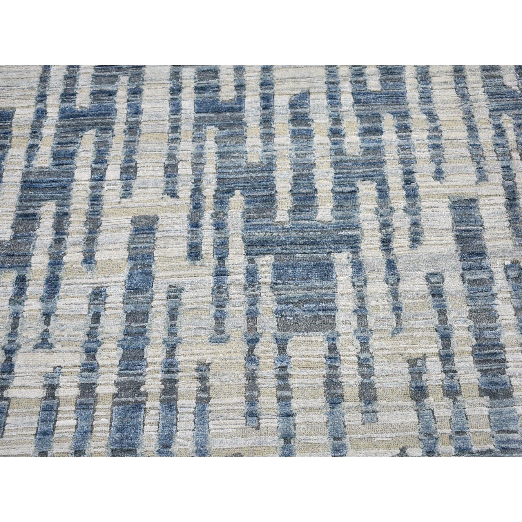 Noué à la main Tapis carré bleu en pure soie et laine texturée zigzag avec motif de graphisme 10' x 10' en vente