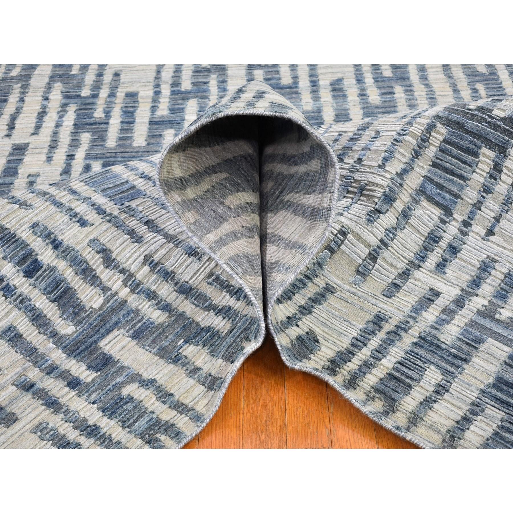Tapis carré bleu en pure soie et laine texturée zigzag avec motif de graphisme 10' x 10' Neuf - En vente à Carlstadt, NJ
