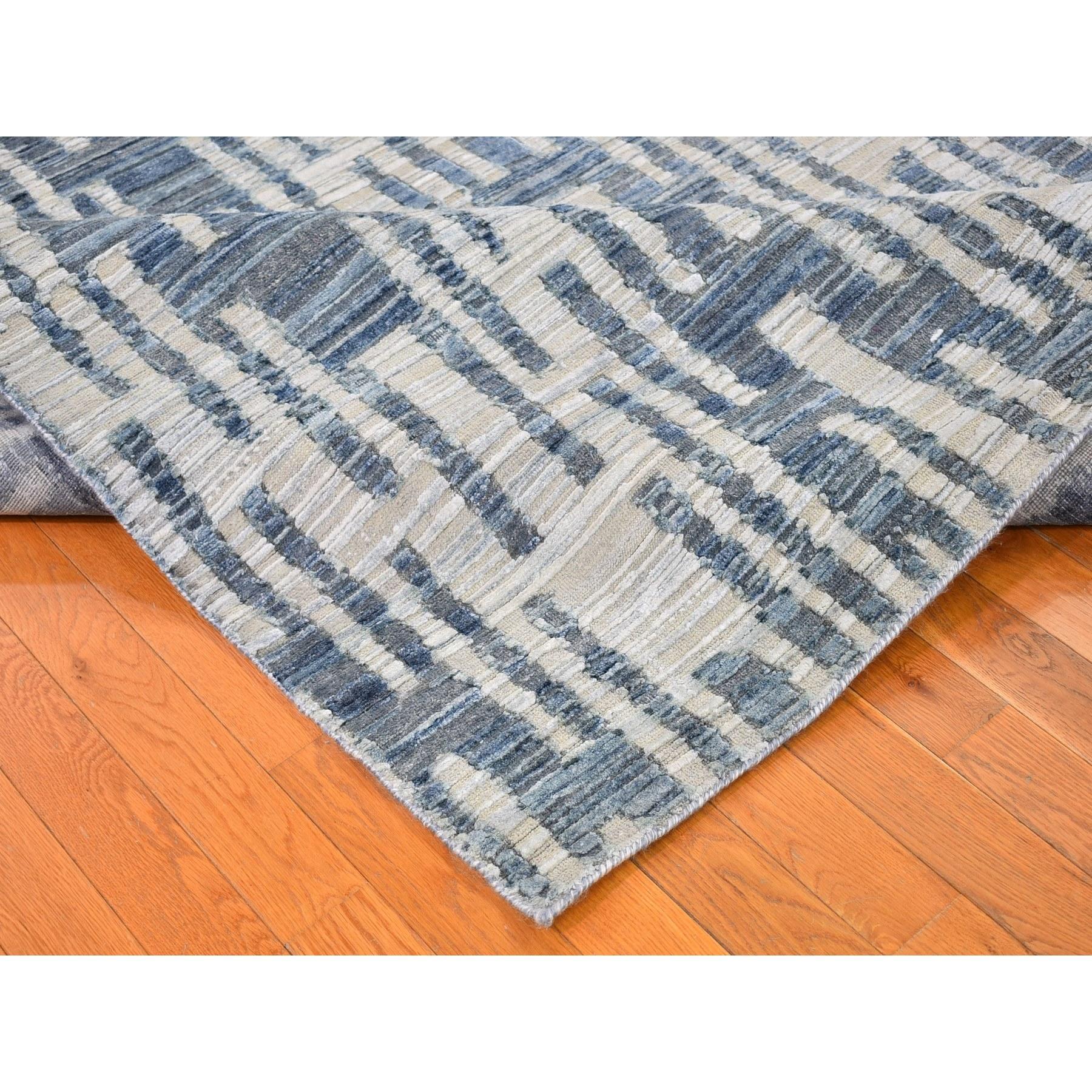 XXIe siècle et contemporain Tapis carré bleu en pure soie et laine texturée zigzag avec motif de graphisme 10' x 10' en vente