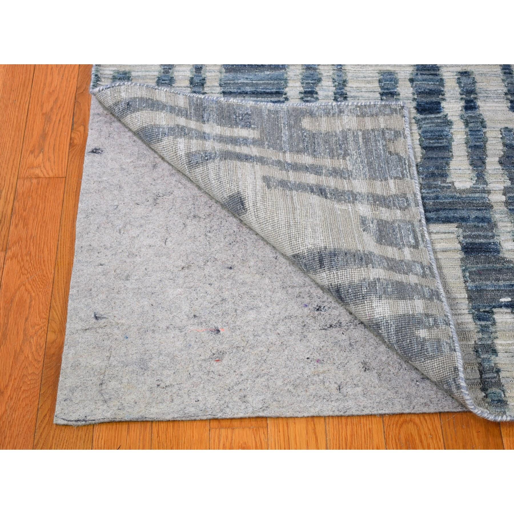 Tapis carré bleu en pure soie et laine texturée zigzag avec motif de graphisme 10' x 10' en vente 1