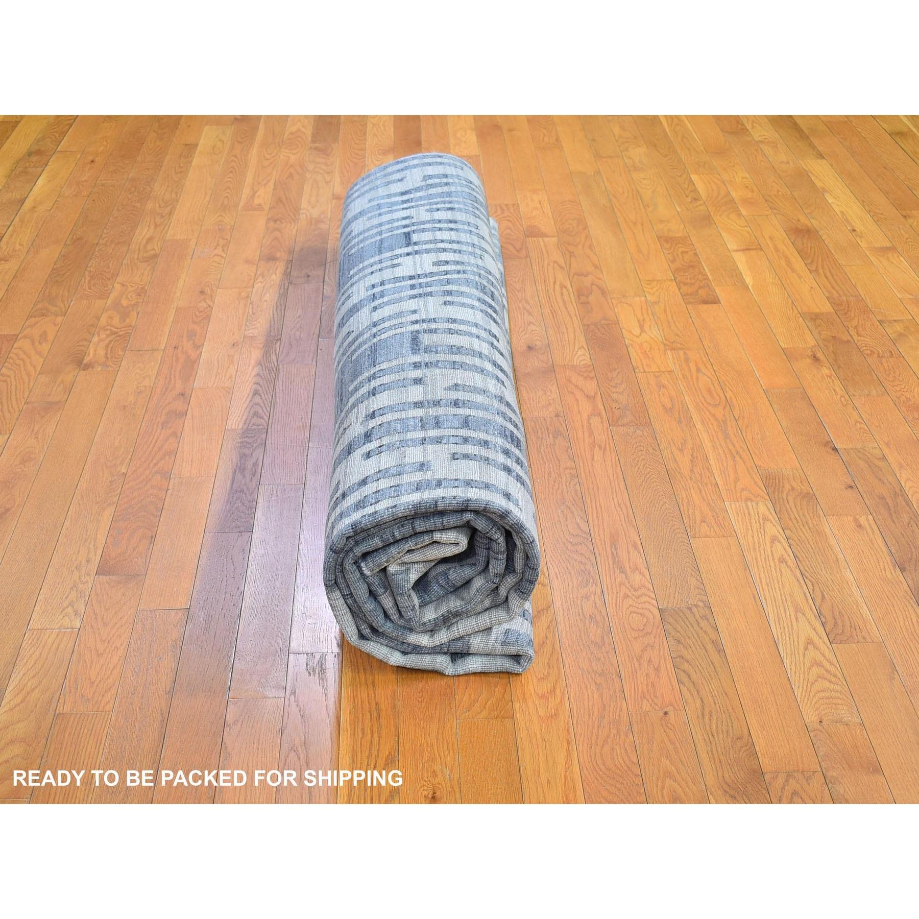 Tapis carré bleu en pure soie et laine texturée zigzag avec motif de graphisme 12' x 12' en vente 2