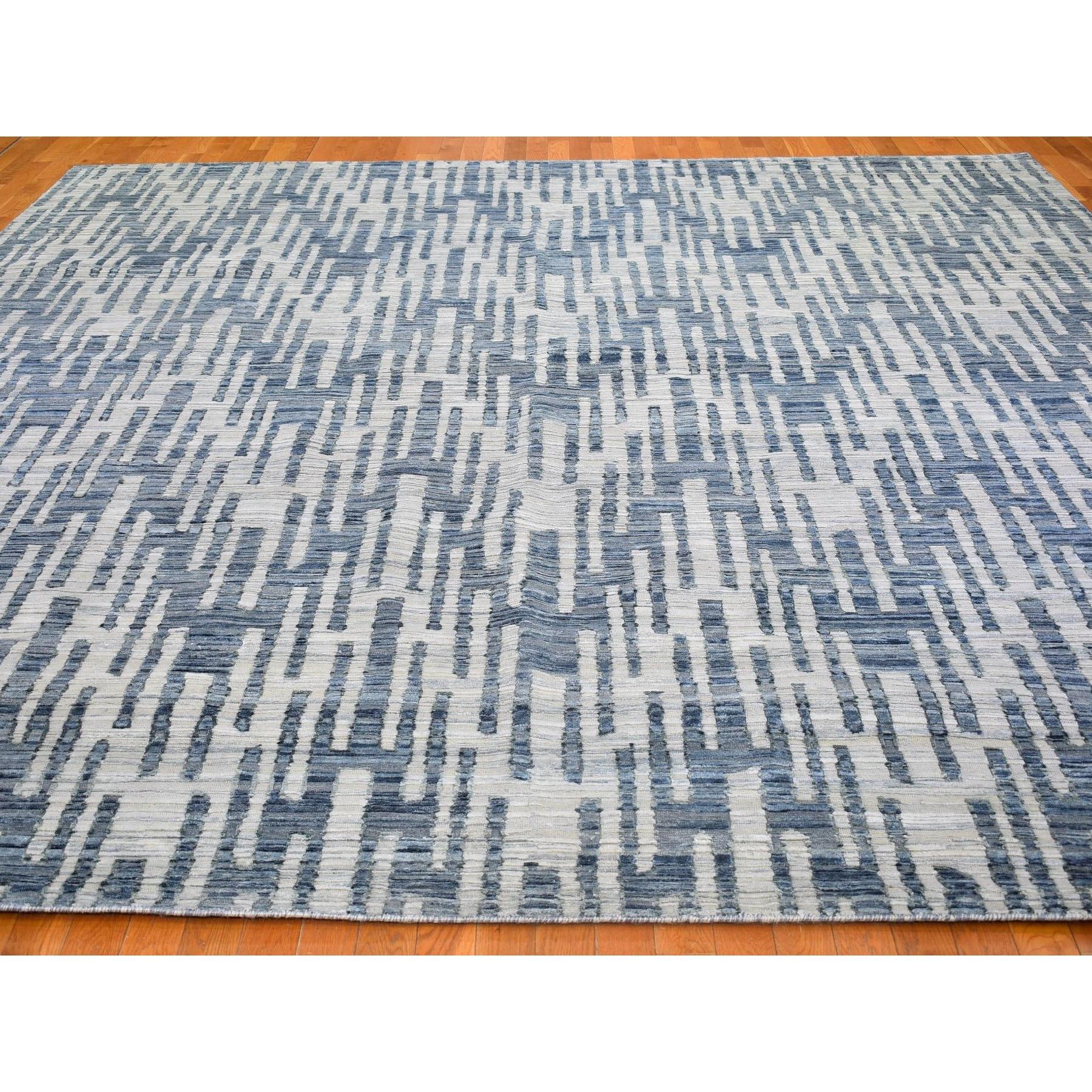 Moderne Tapis carré bleu en pure soie et laine texturée zigzag avec motif de graphisme 12' x 12' en vente