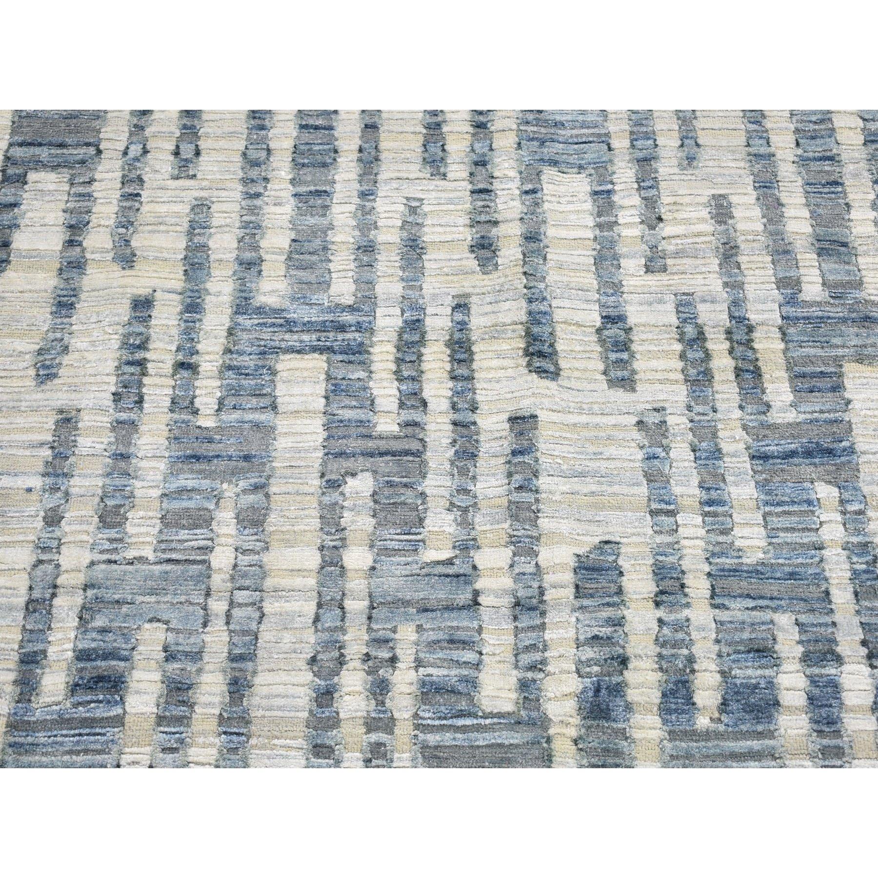 Noué à la main Tapis carré bleu en pure soie et laine texturée zigzag avec motif de graphisme 12' x 12' en vente