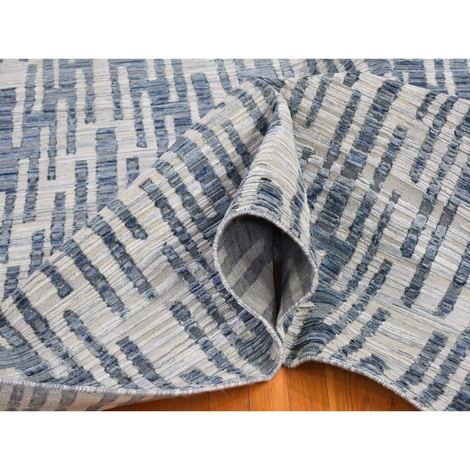 Tapis carré bleu en pure soie et laine texturée zigzag avec motif de graphisme 12' x 12' Neuf - En vente à Carlstadt, NJ