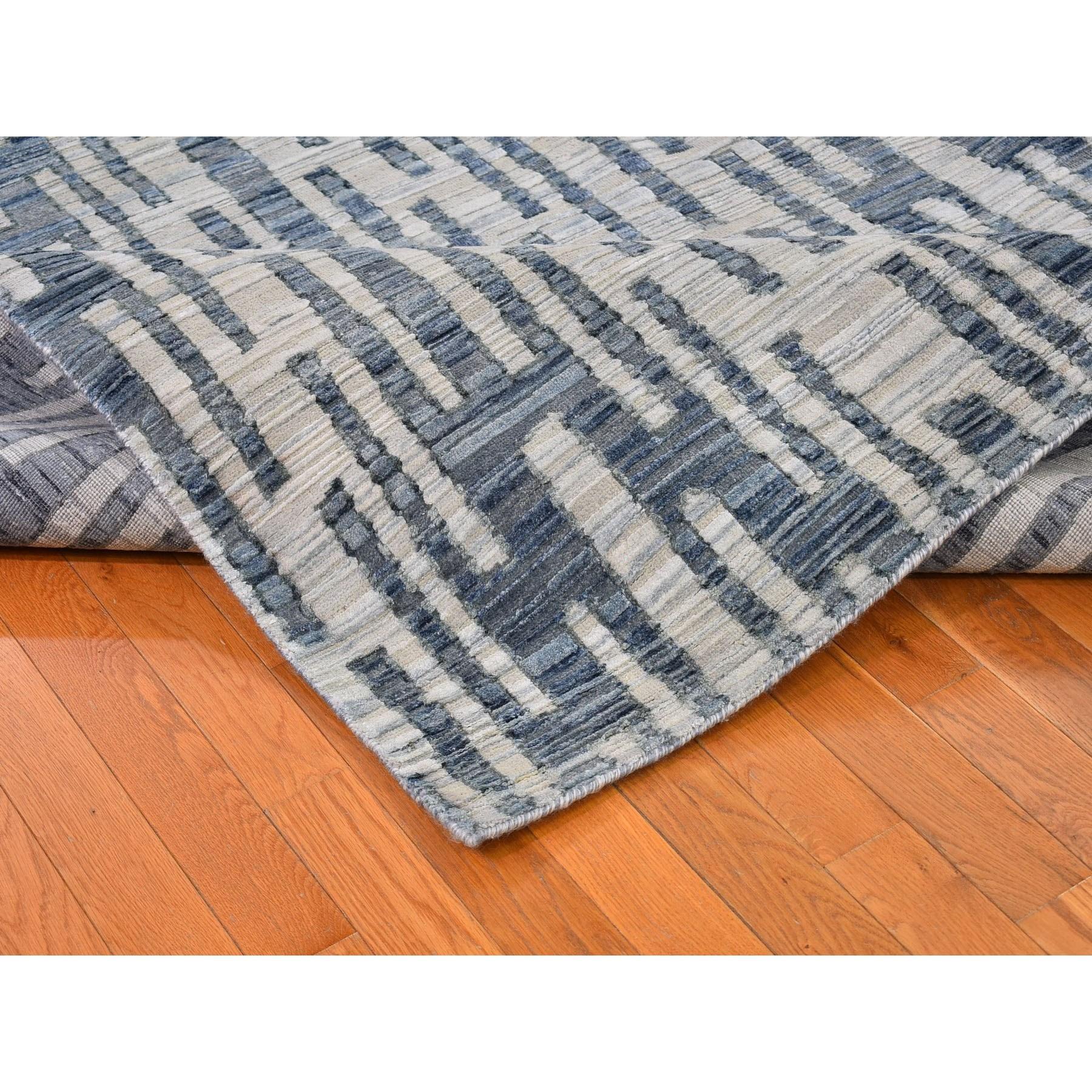 XXIe siècle et contemporain Tapis carré bleu en pure soie et laine texturée zigzag avec motif de graphisme 12' x 12' en vente