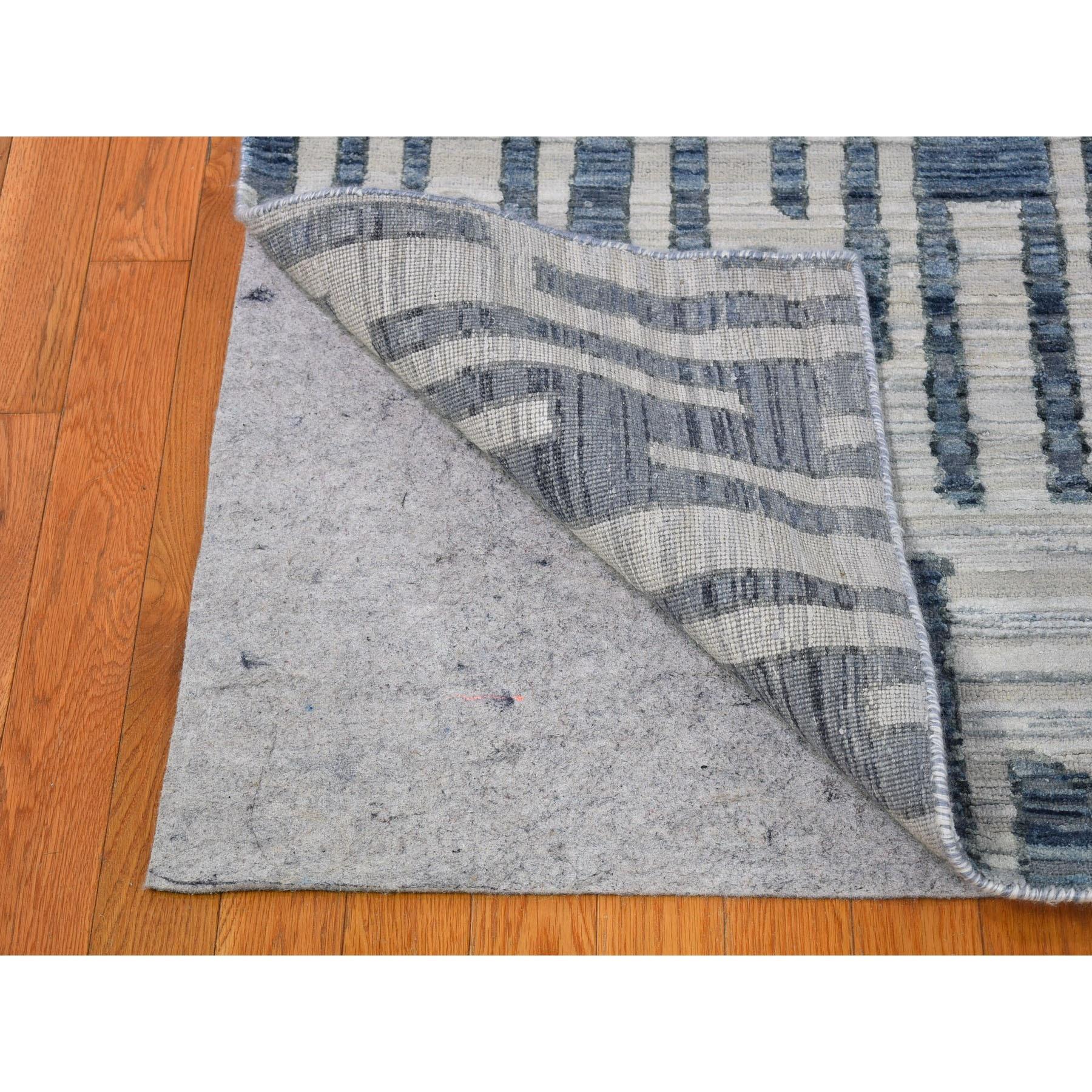 Tapis carré bleu en pure soie et laine texturée zigzag avec motif de graphisme 12' x 12' en vente 1