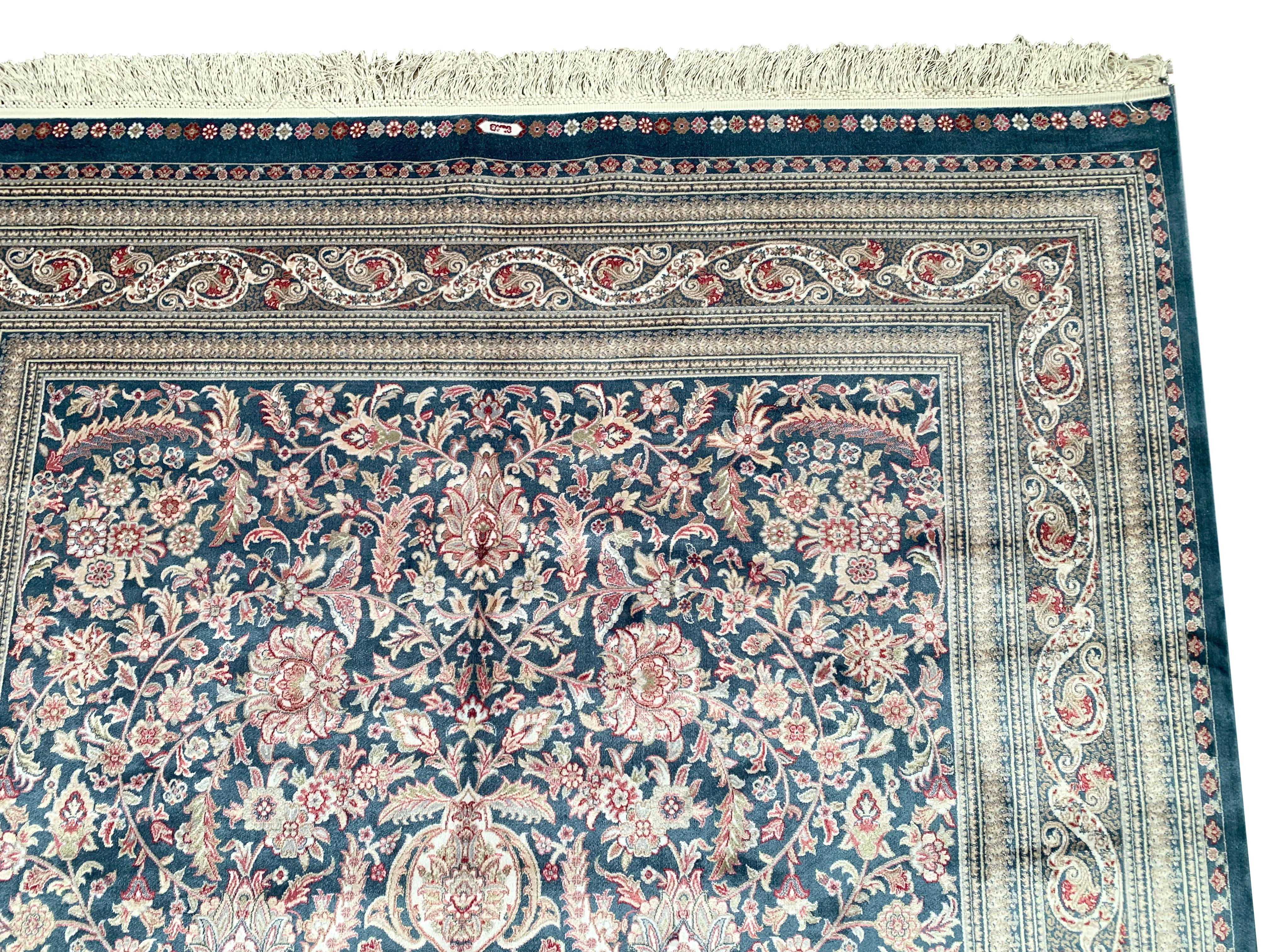 Blauer türkischer Teppich aus reiner Seide, 1000 KPSI im Zustand „Neu“ im Angebot in Laguna Hills, CA