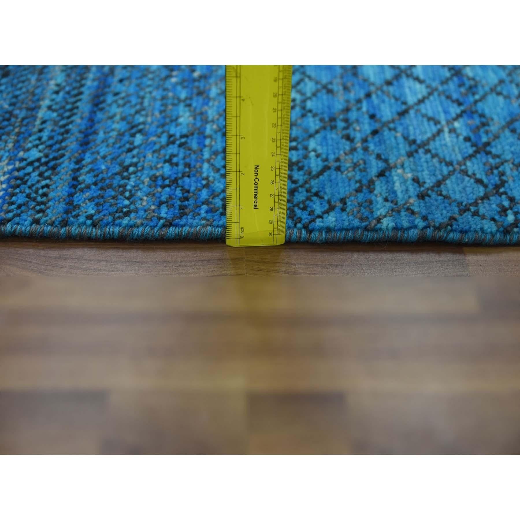 Handgeknüpfter orientalischer Teppich aus reiner Wolle aus der Chiaroscuro-Kollektion in Blau im Angebot 4