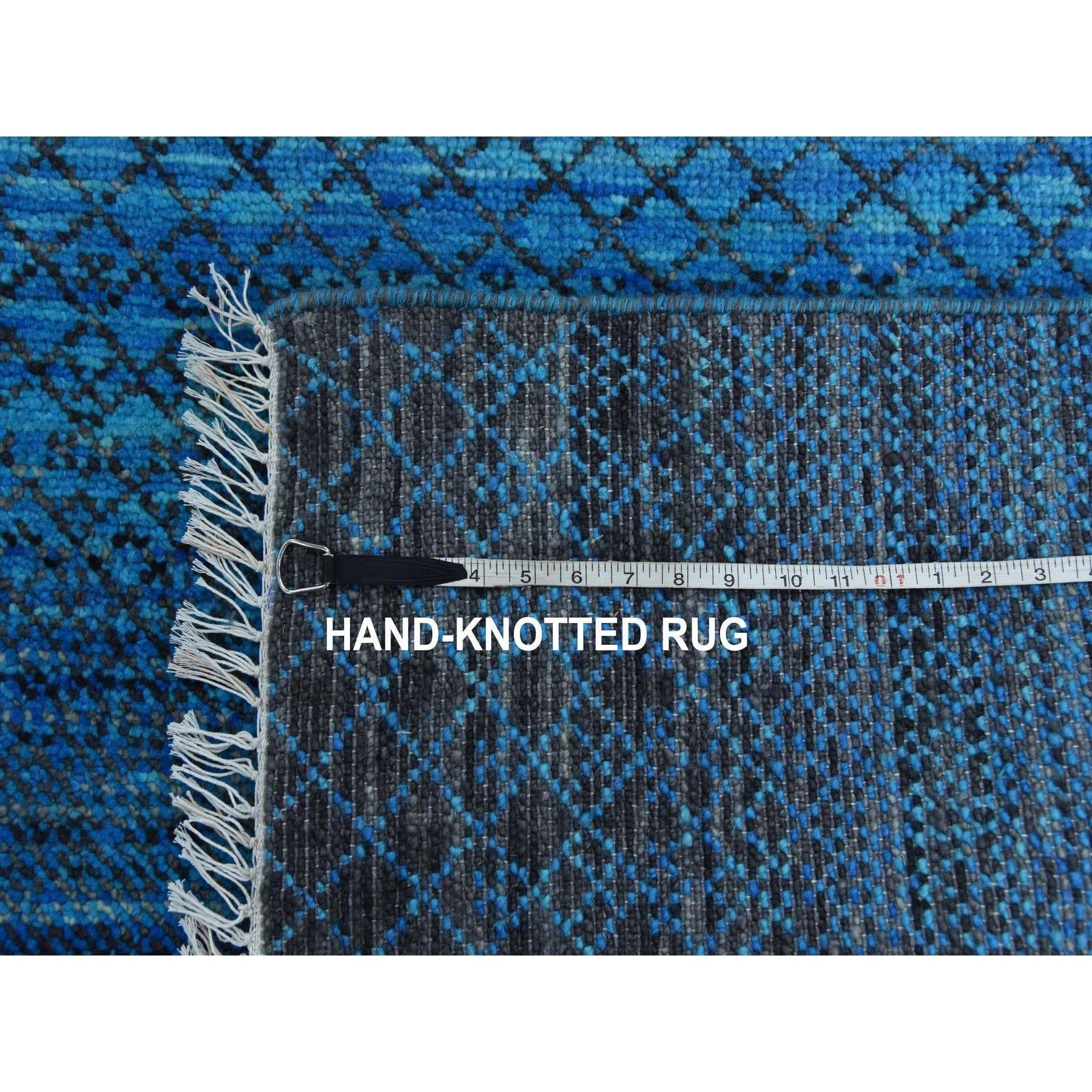 Handgeknüpfter orientalischer Teppich aus reiner Wolle aus der Chiaroscuro-Kollektion in Blau im Angebot 5