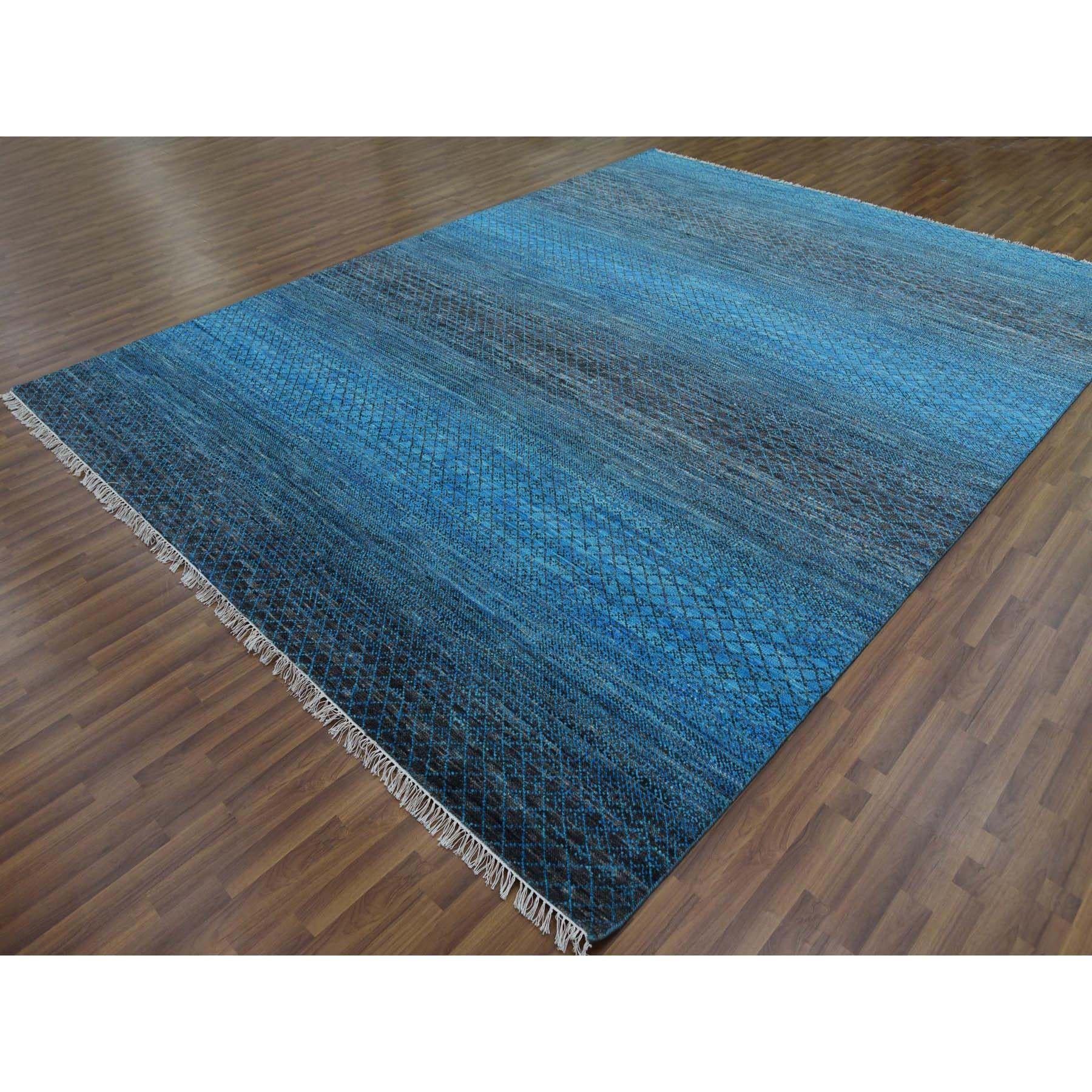 Handgeknüpfter orientalischer Teppich aus reiner Wolle aus der Chiaroscuro-Kollektion in Blau (Moderne) im Angebot