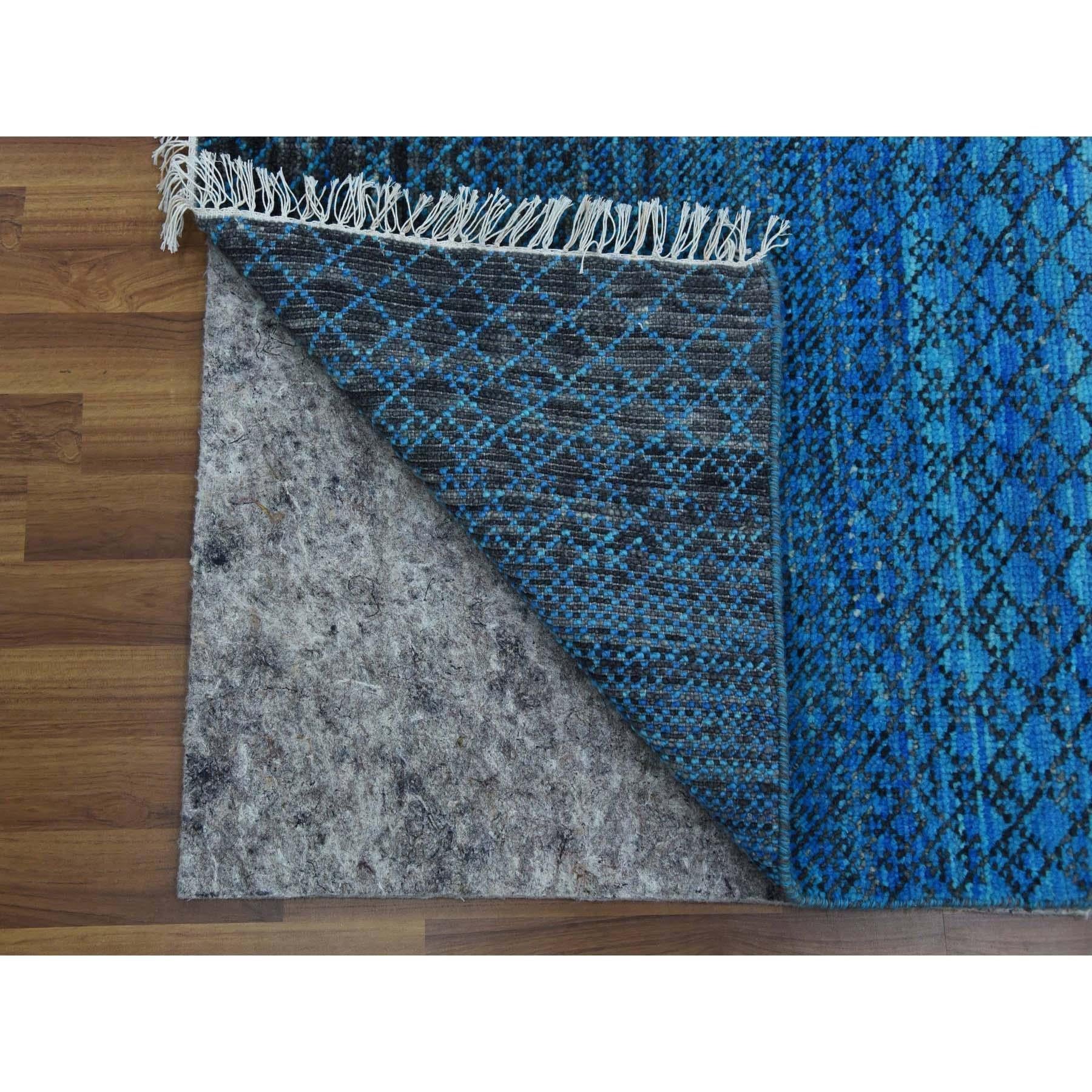 Handgeknüpfter orientalischer Teppich aus reiner Wolle aus der Chiaroscuro-Kollektion in Blau (Indisch) im Angebot