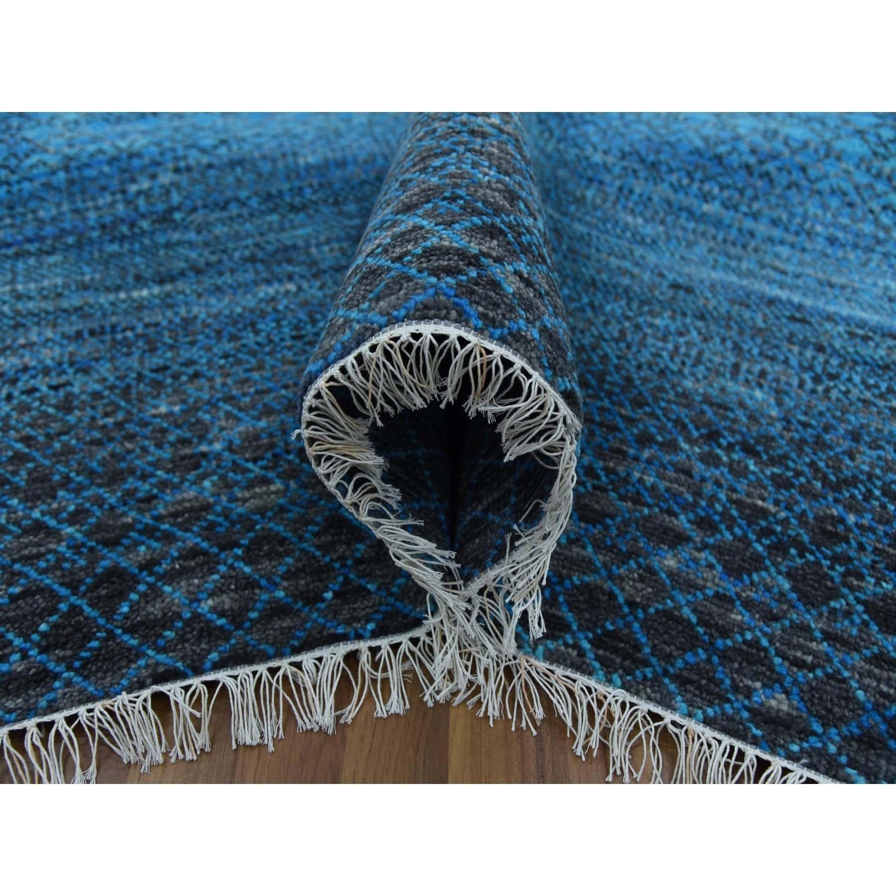 Handgeknüpfter orientalischer Teppich aus reiner Wolle aus der Chiaroscuro-Kollektion in Blau im Zustand „Neu“ im Angebot in Carlstadt, NJ