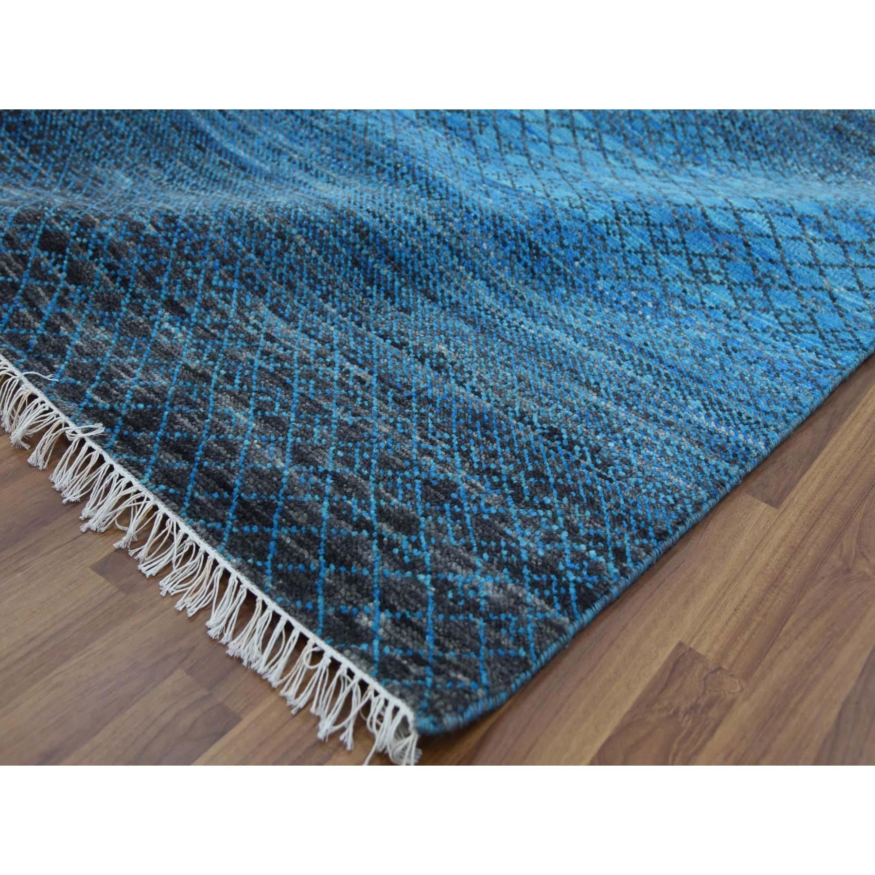 Handgeknüpfter orientalischer Teppich aus reiner Wolle aus der Chiaroscuro-Kollektion in Blau (21. Jahrhundert und zeitgenössisch) im Angebot
