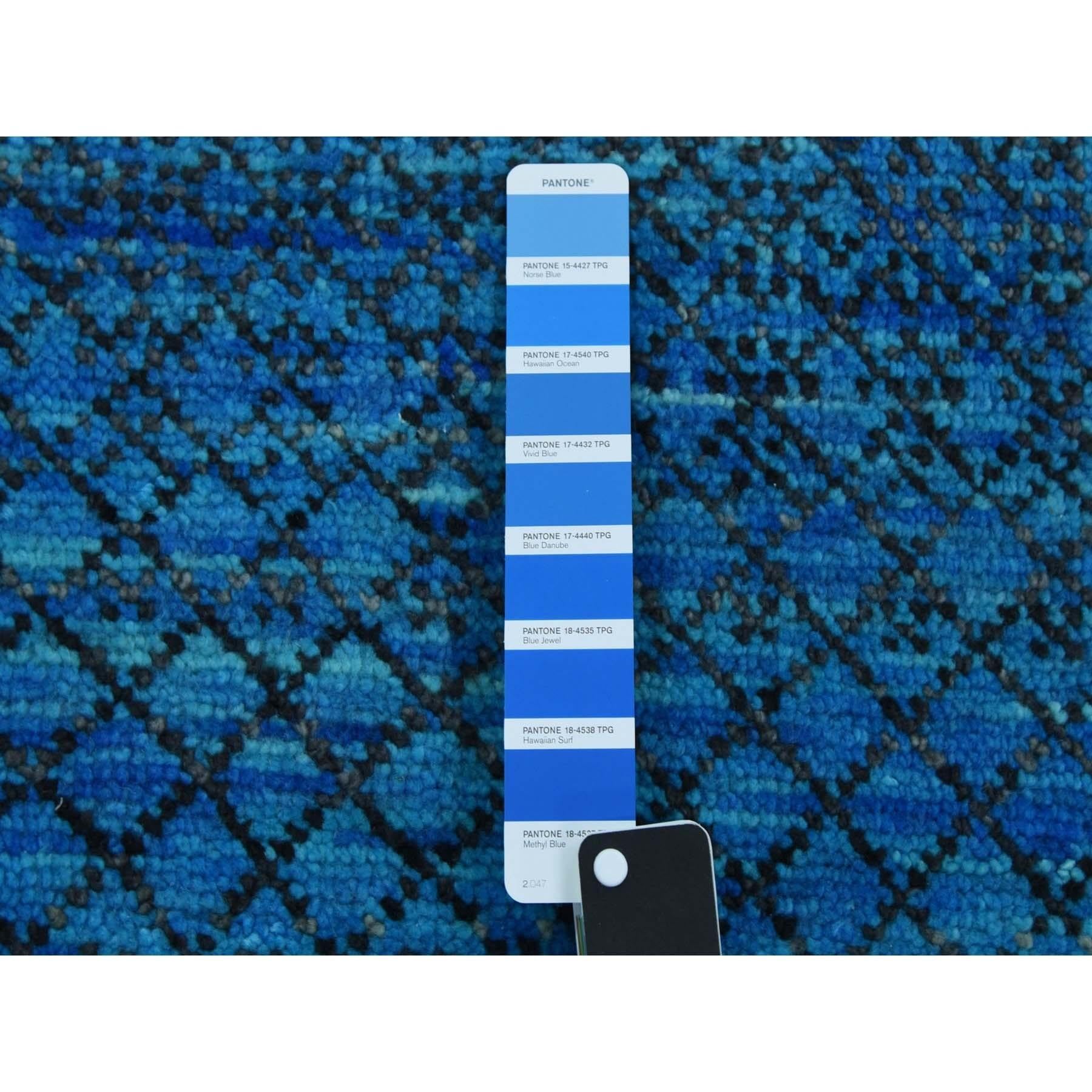 Handgeknüpfter orientalischer Teppich aus reiner Wolle aus der Chiaroscuro-Kollektion in Blau im Angebot 1