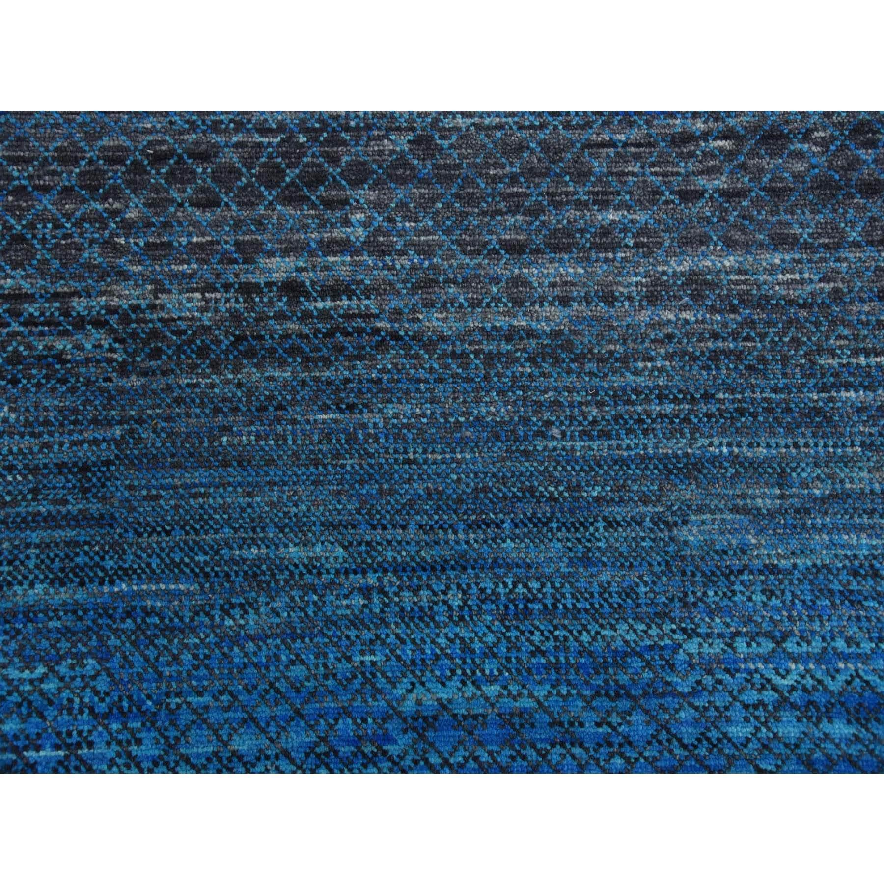 Handgeknüpfter orientalischer Teppich aus reiner Wolle aus der Chiaroscuro-Kollektion in Blau im Angebot 2