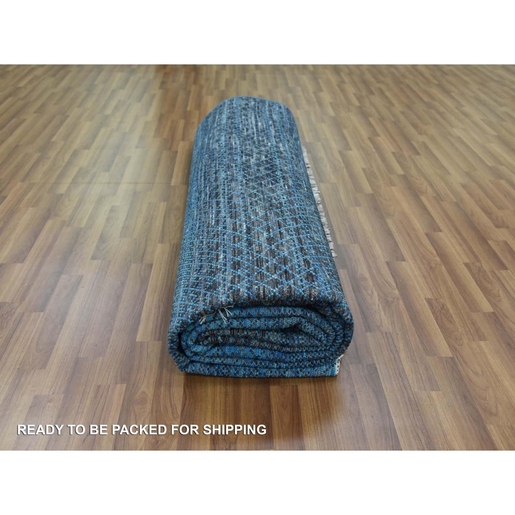 Handgeknüpfter orientalischer Teppich aus reiner Wolle aus der Chiaroscuro-Kollektion in Blau im Angebot 3