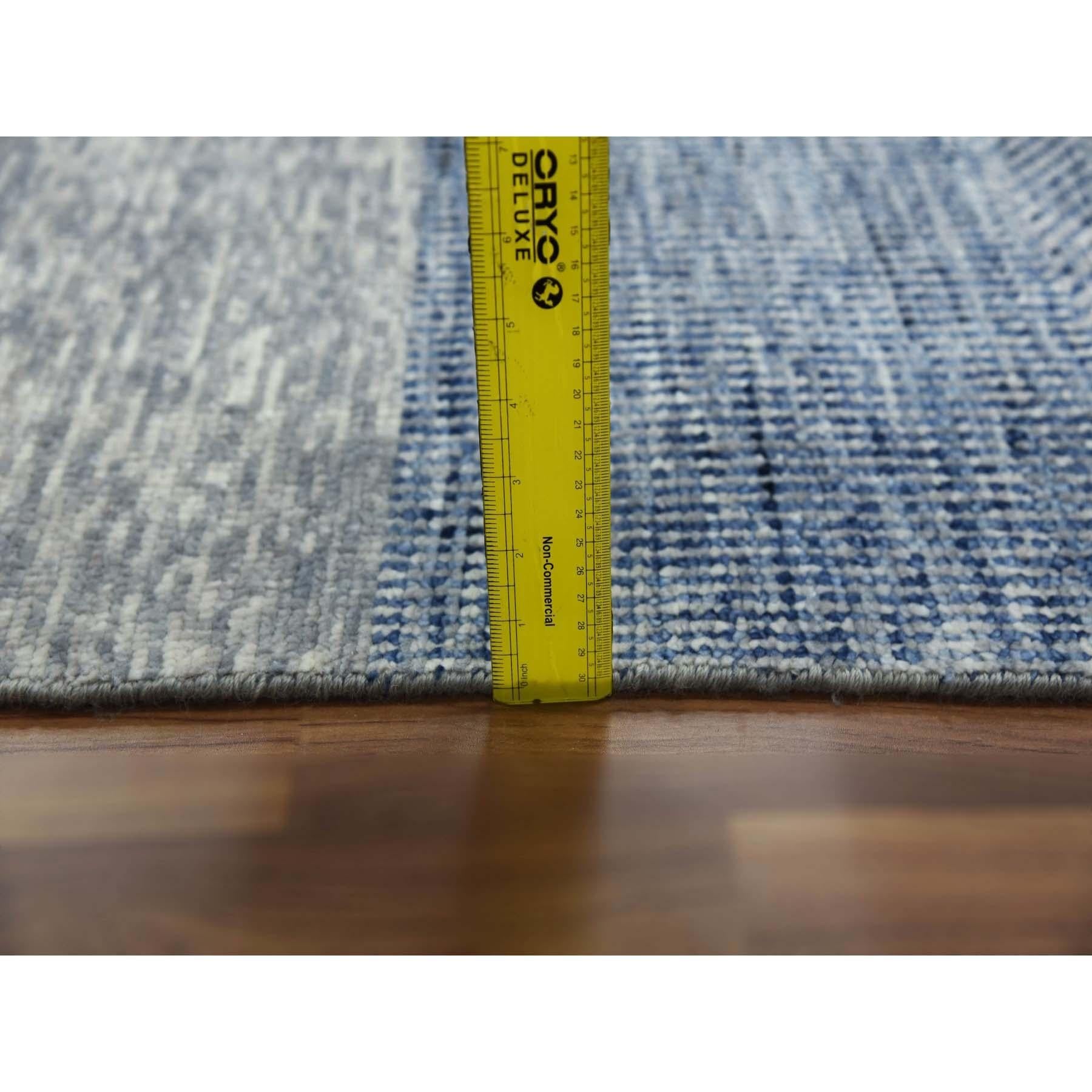 Tappeto orientale oversize blu in pura lana annodato a mano della collezione Art Deco Geometrico in vendita 2
