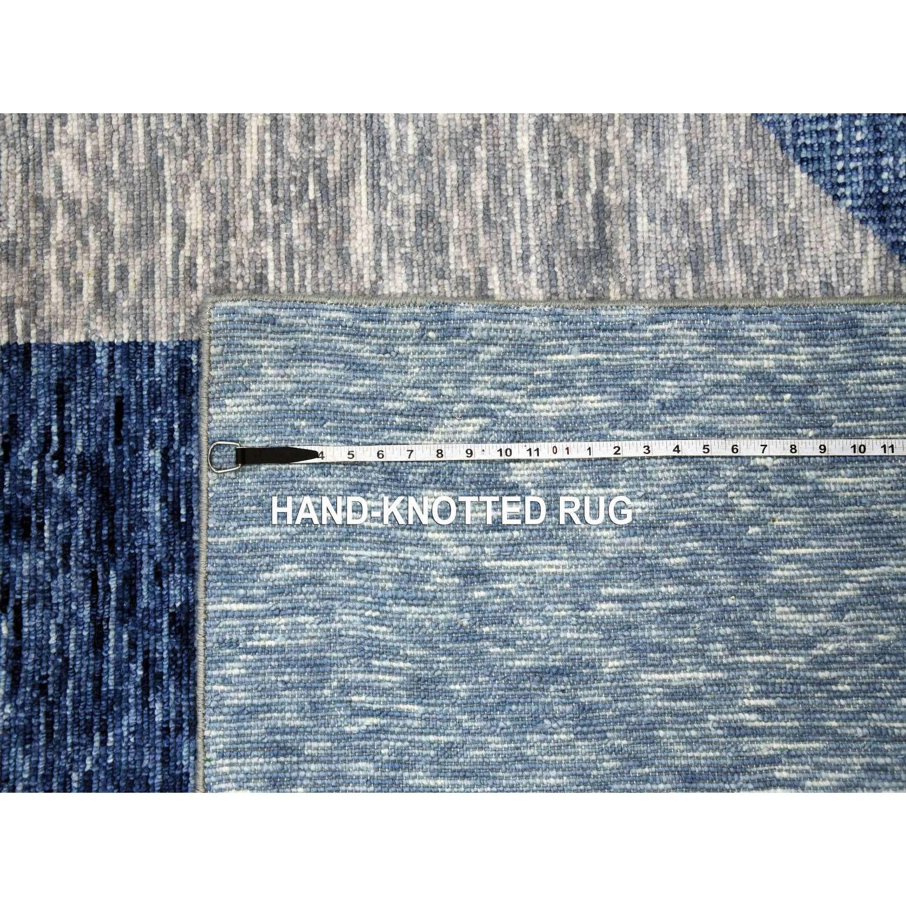 Tappeto orientale oversize blu in pura lana annodato a mano della collezione Art Deco Geometrico in vendita 3