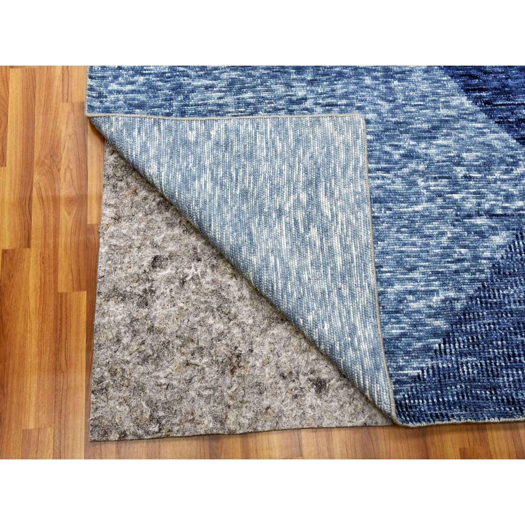 Indiano Tappeto orientale oversize blu in pura lana annodato a mano della collezione Art Deco Geometrico in vendita